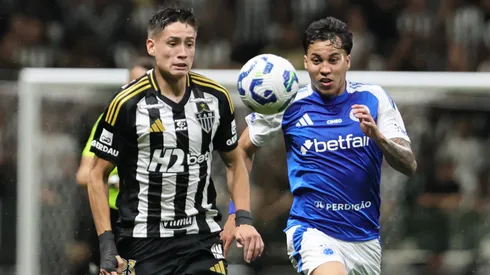 Ivan Roman jogador do Atletico-MG disputa lance com Kaio Jorge jogador do Cruzeiro durante partida no estadio Arena MRV pelo campeonato Brasileiro A 2025. Foto: Gilson Lobo/AGIF