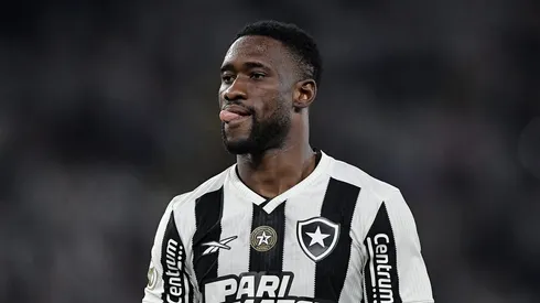 Bastos jogador do Botafogo durante partida contra o Corinthians no estadio Engenhao pelo campeonato Brasileiro A 2024. Foto: Thiago Ribeiro/AGIF