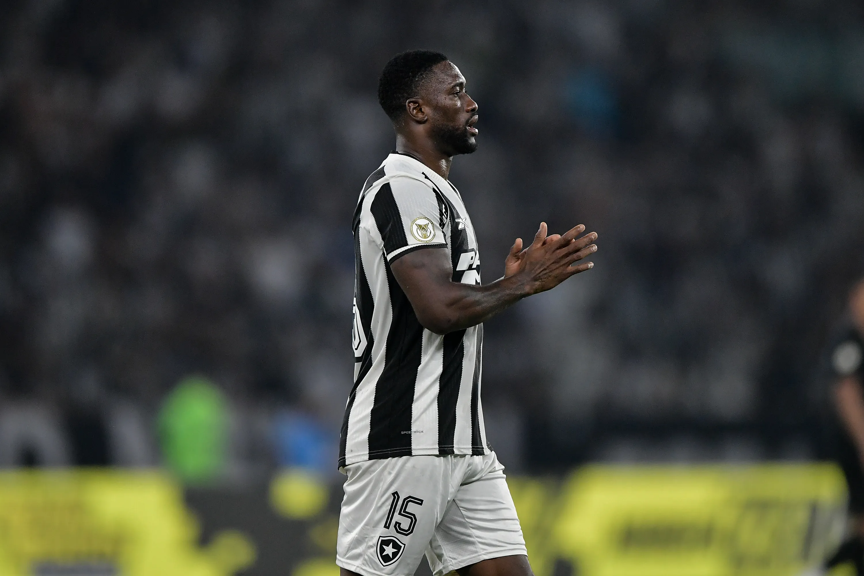 RJ – RIO DE JANEIRO – 14/09/2024 – BRASILEIRO A 2024, BOTAFOGO X CORINTHIANS – Bastos jogador do Botafogo durante partida contra o Corinthians no estadio Engenhao pelo campeonato Brasileiro A 2024. Foto: Thiago Ribeiro/AGIF