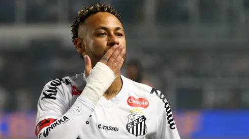 Neymar Jr jogador do Santos durante partida contra o Palmeiras no estadio Vila Belmiro pelo campeonato Brasileiro A 2025. Foto: Mauricio De Souza/AGIF