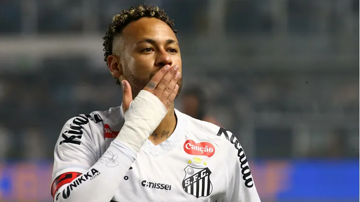 Neymar Jr jogador do Santos durante partida contra o Palmeiras no estadio Vila Belmiro pelo campeonato Brasileiro A 2025. Foto: Mauricio De Souza/AGIF