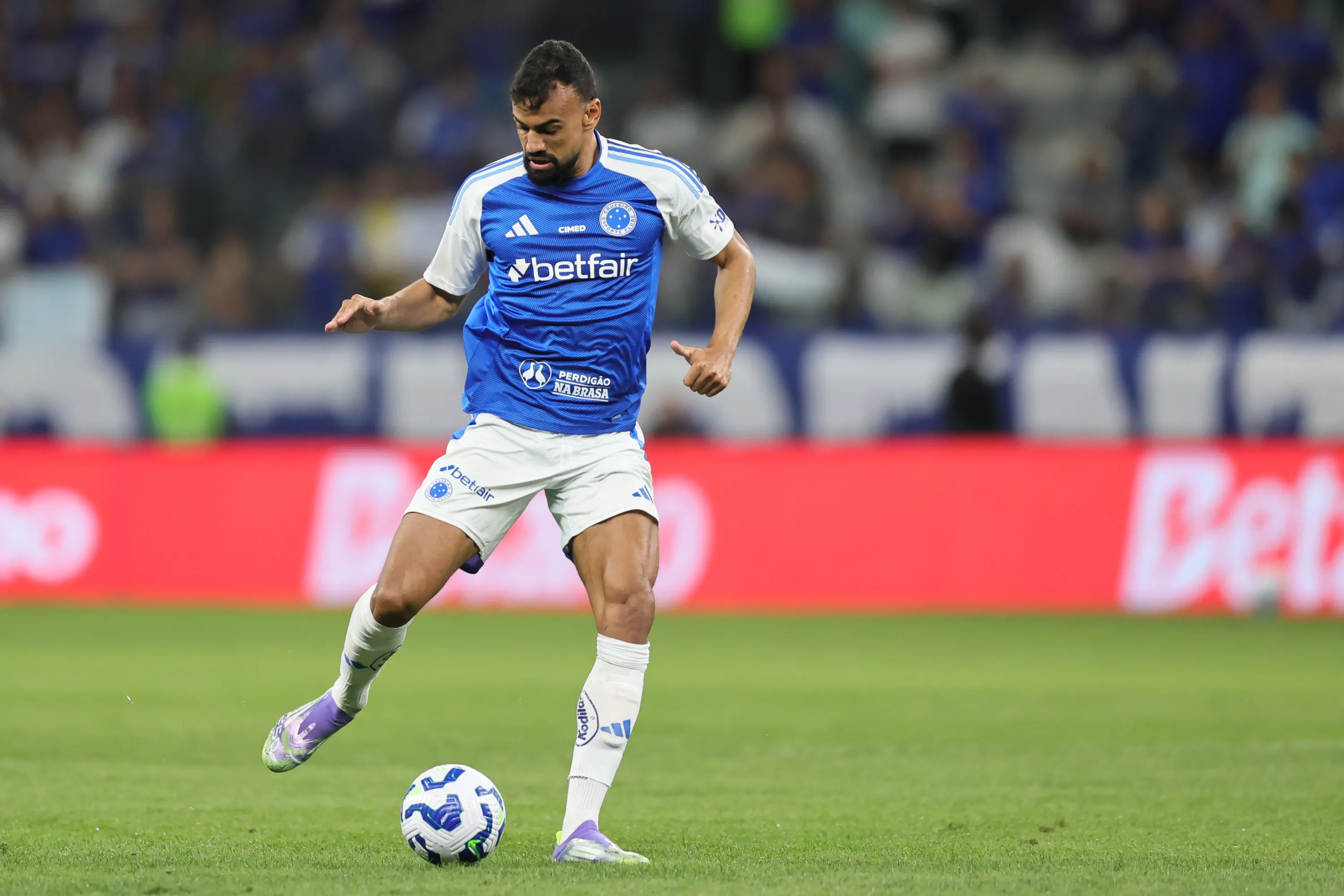 Fabricio Bruno jogador do Cruzeiro durante partida contra o Internacional – Foto: Gilson Lobo/AGIF