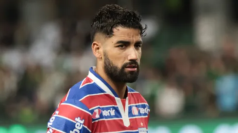 Emanuel Britez jogador do Fortaleza durante execucao do hino nacional antes da partida contra o Coritiba no estadio Couto Pereira pelo campeonato BRASILEIRO A 2023. Foto: Robson Mafra/AGIF