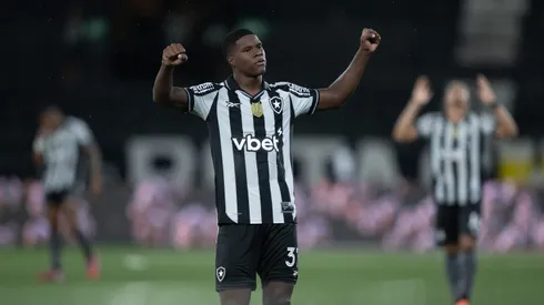 Kadir jogador do Botafogo comemora vitoria apos partida contra o Sport no estadio Engenhao pelo campeonato Brasileiro A 2025. Foto: Jorge Rodrigues/AGIF