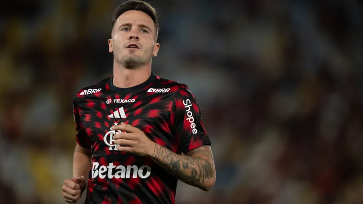 Saul jogador do Flamengo durante aquecimento antes da partida contra o Vitoria no estadio Maracana pelo campeonato Brasileiro A 2025.