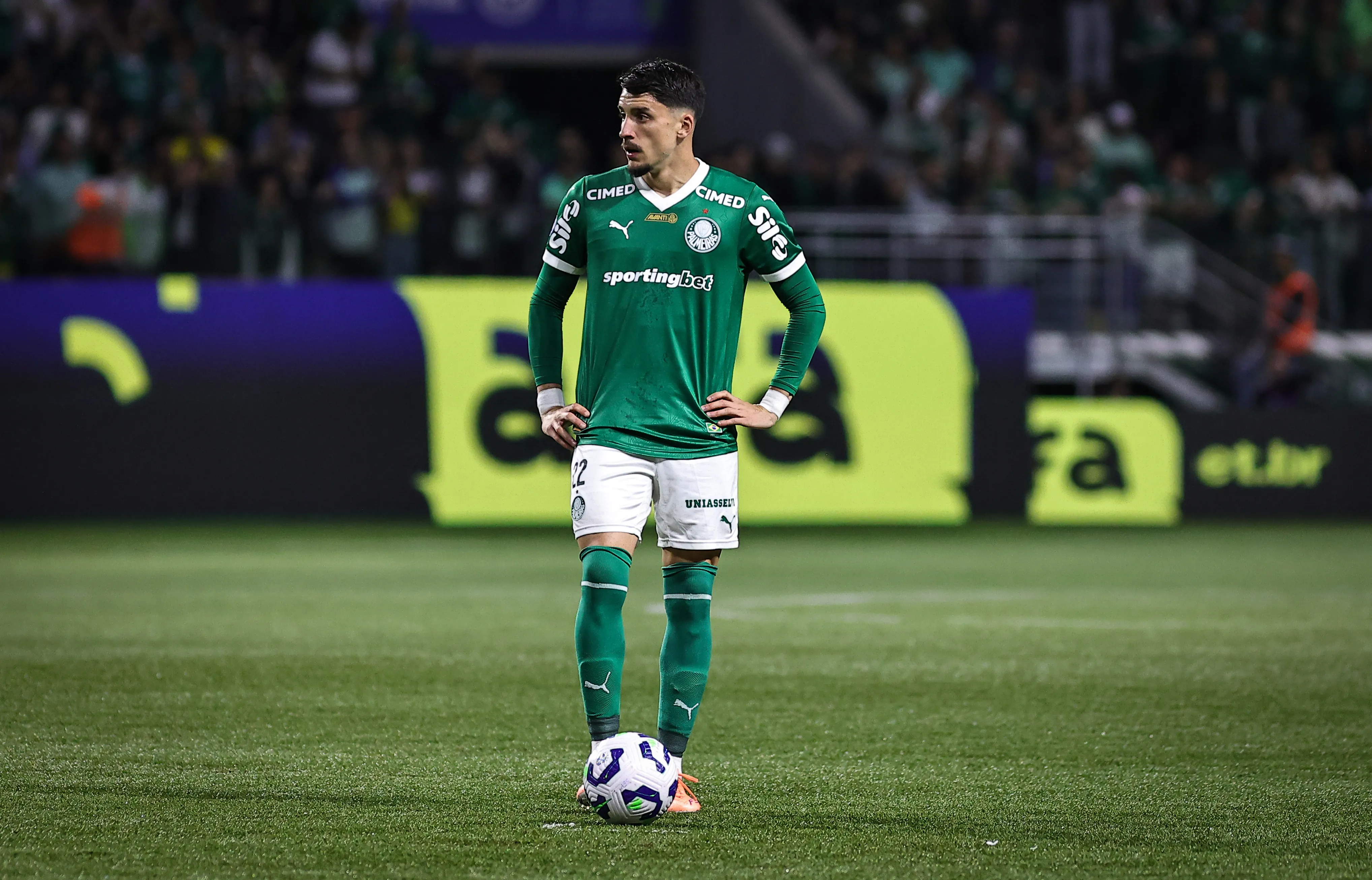 SP – SAO PAULO – 06/11/2025 – BRASILEIRO A 2025, PALMEIRAS X SANTOS – Joaquin Piquerez jogador do Palmeiras durante partida contra o Santos no estadio Arena Allianz Parque pelo campeonato Brasileiro A 2025. Foto: Fabio Giannelli/AGIF