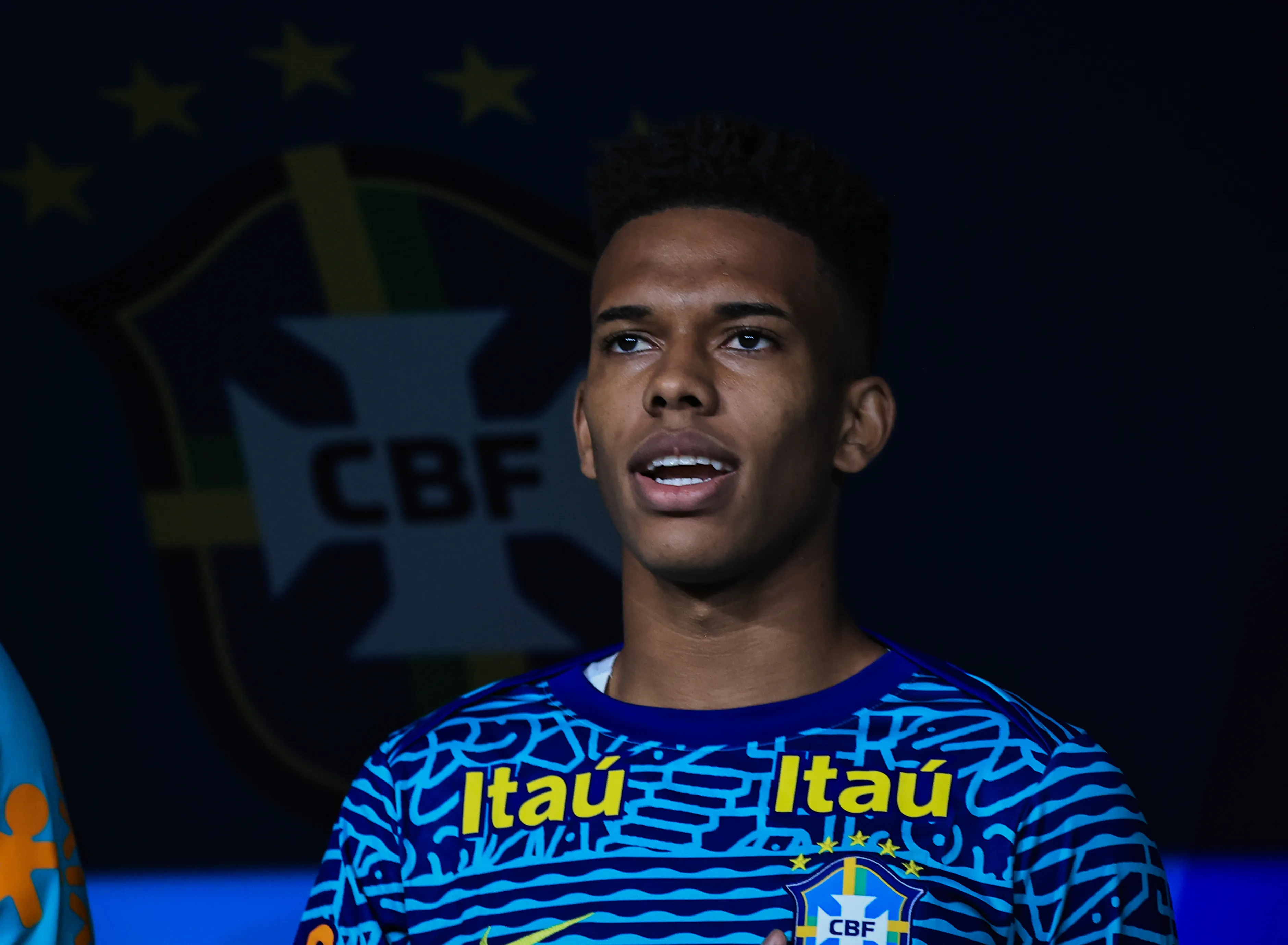 SP – SAO PAULO – 10/06/2025 – ELIMINATORIAS COPA DO MUNDO 2026, SELECAO BRASILEIRA X PARAGUAI – Estevao jogador do Selecao Brasileira durante execucao do hino nacional antes da partida contra o Paraguai no estadio Arena Corinthians pelo campeonato Eliminatorias Copa Do Mundo 2026. Foto: Fabio Giannelli/AGIF