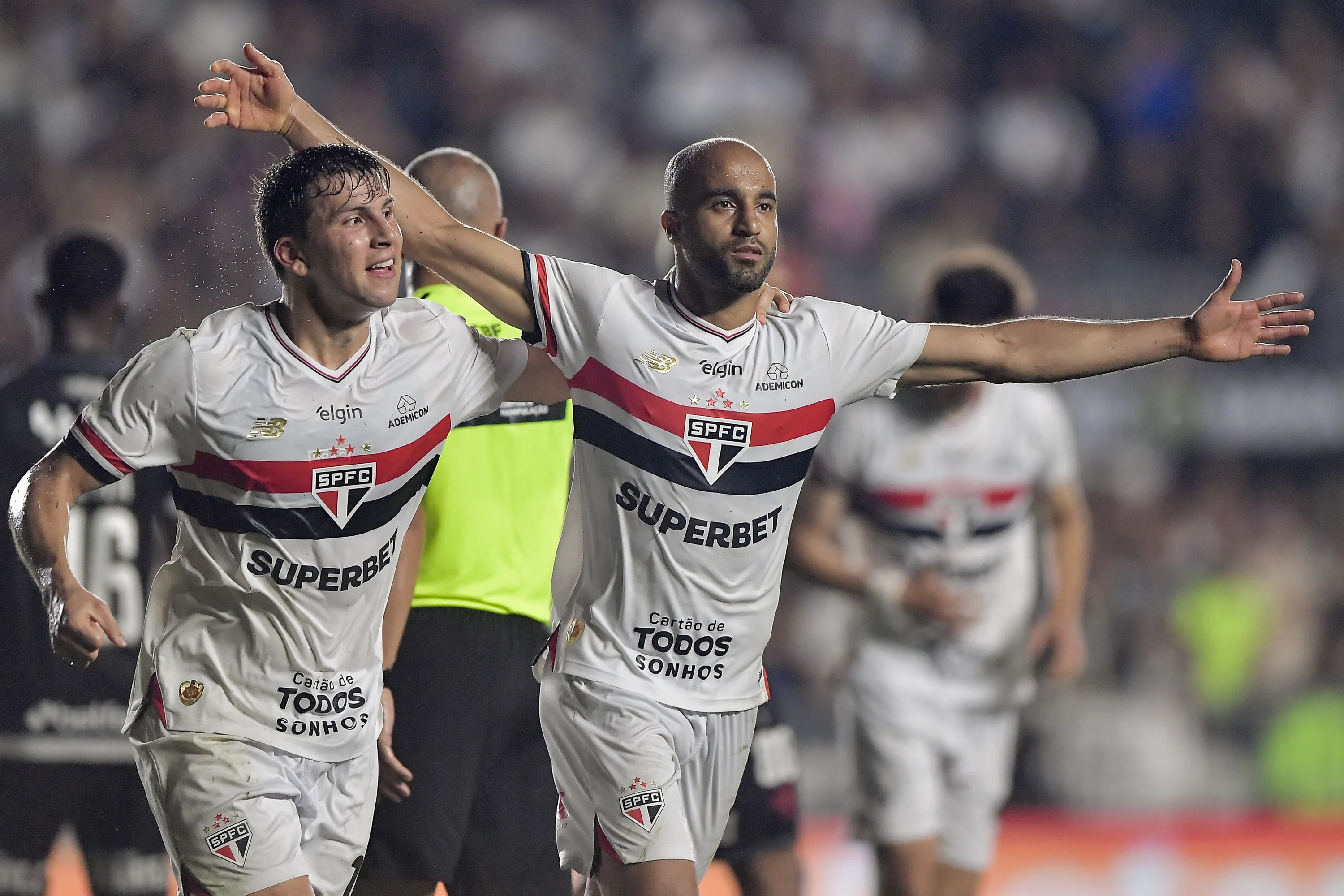 Lucas Moura jogador do Sao Paulo comemora seu gol com  jogador da sua equipe durante partida contra o Vasco no estadio Sao Januario pelo campeonato Brasileiro A 2025. Foto: Thiago Ribeiro/AGIF