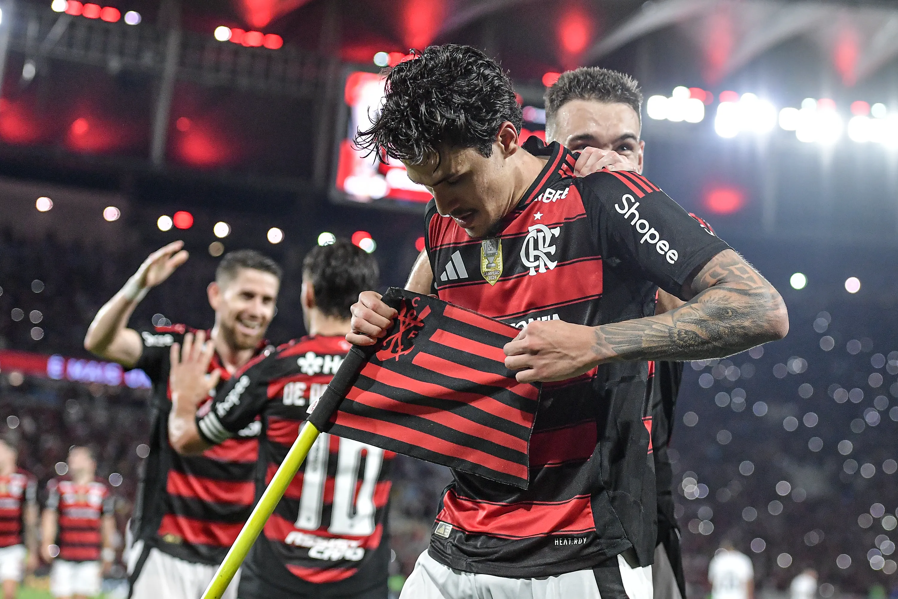 Pedro jogador do Flamengo comemora seu gol durante partida contra o Vitoria no estadio Maracana pelo campeonato Brasileiro A 2025. Foto: Thiago Ribeiro/AGIF
