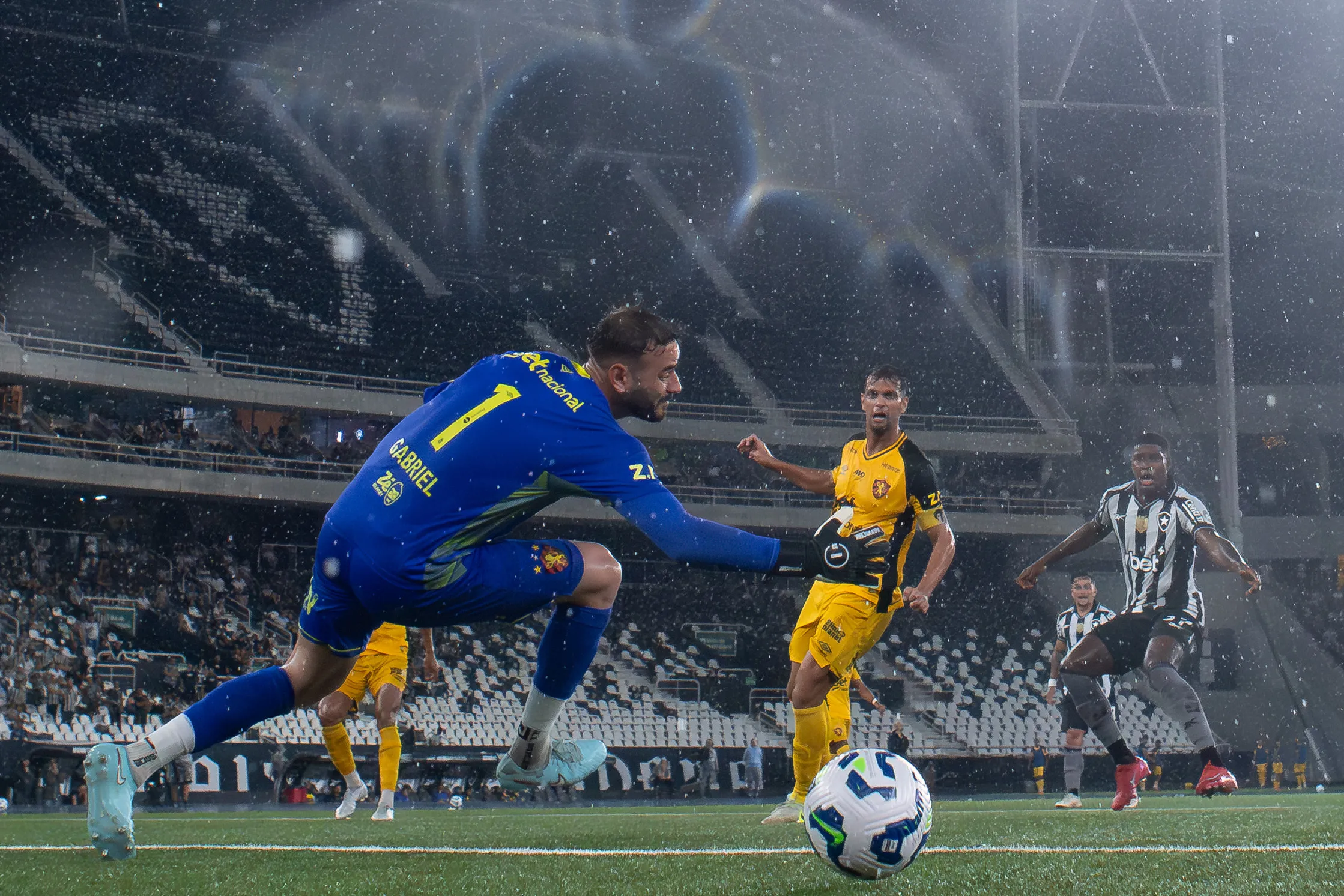 RJ – RIO DE JANEIRO – 18/11/2025 – BRASILEIRO A 2025, BOTAFOGO X SPORT – Kadir jogador do Botafogo chuta para marcar seu gol durante partida contra o Sport no estadio Engenhao pelo campeonato Brasileiro A 2025. Foto: Jorge Rodrigues/AGIF