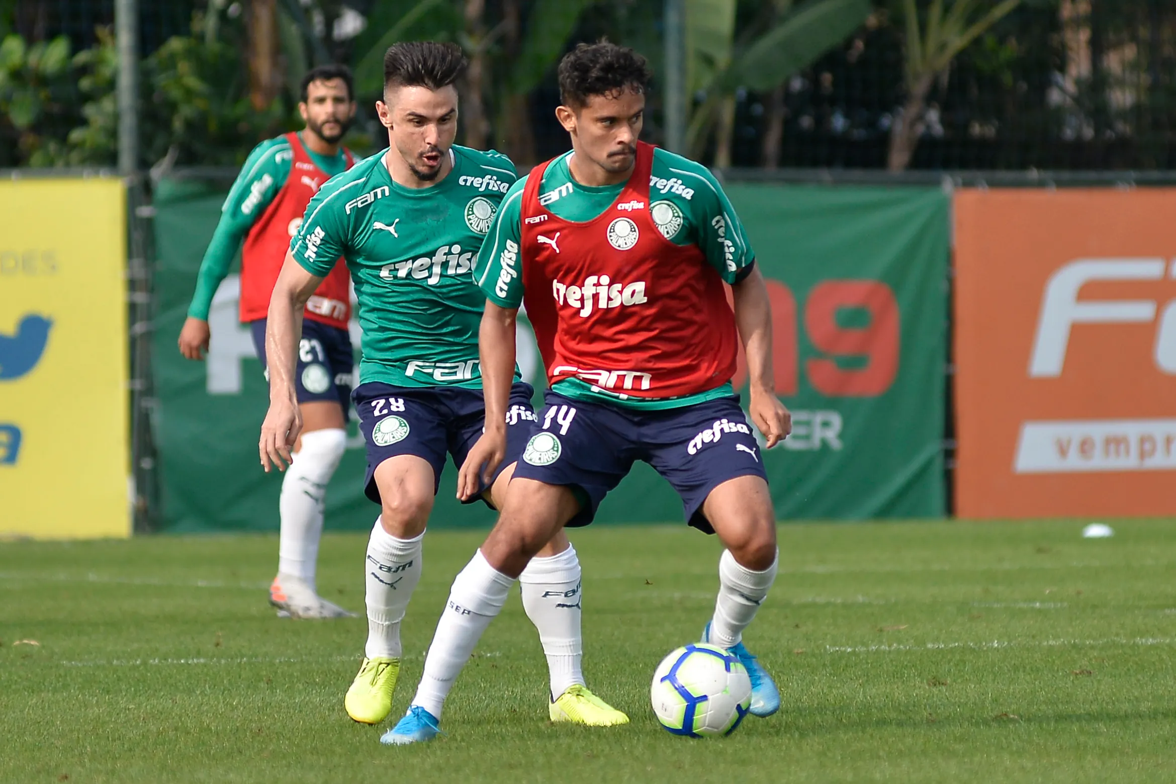 Willian e Gustavo Scarpa durante treino do Palmeiras no CT Academia de Futebol. Foto: Bruno Ulivieri/AGIF
