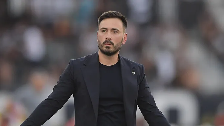 Davide Ancelotti tecnico do Botafogo durante partida contra o Santos no estadio Engenhao pelo campeonato Brasileiro A 2025. Foto: Thiago Ribeiro/AGIF