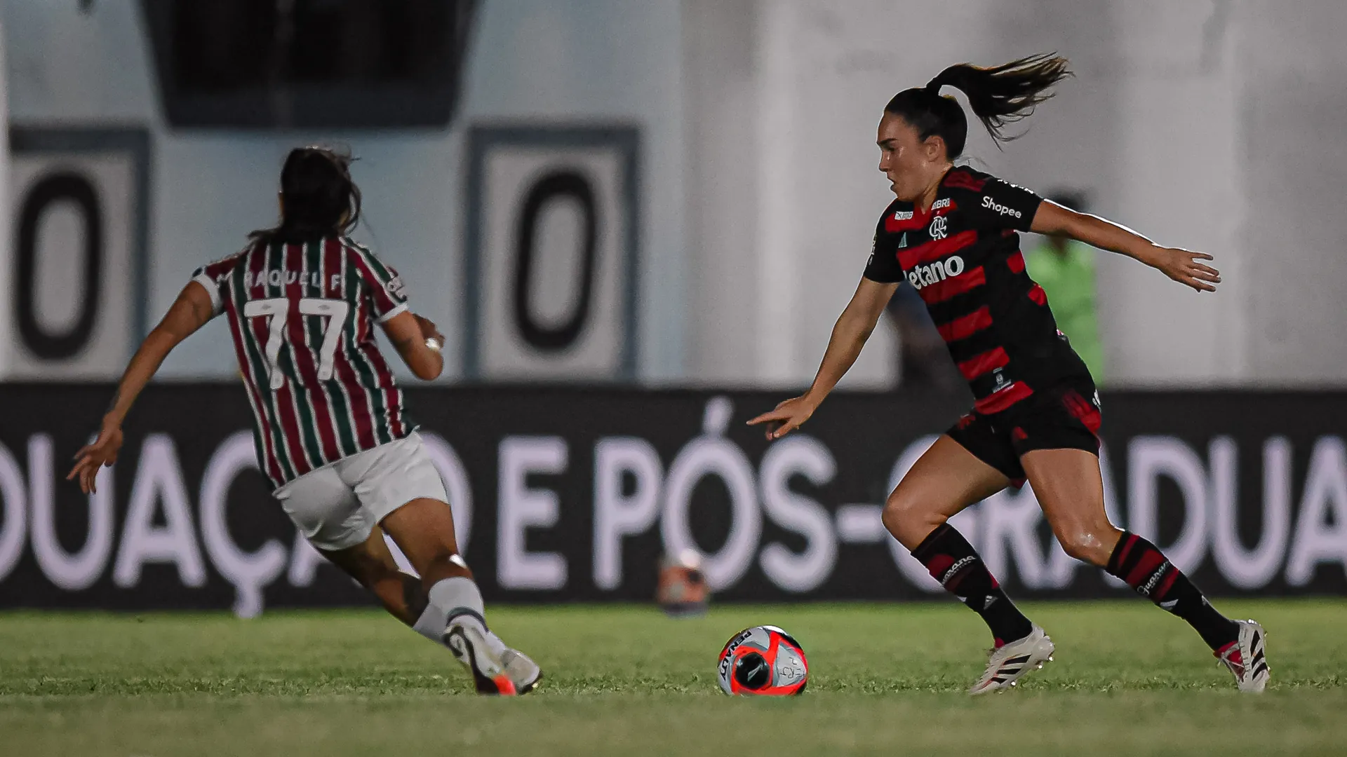 Jogadoras de Flamengo e Fluminense durante a partida de ida da final do Cariocão Feminino