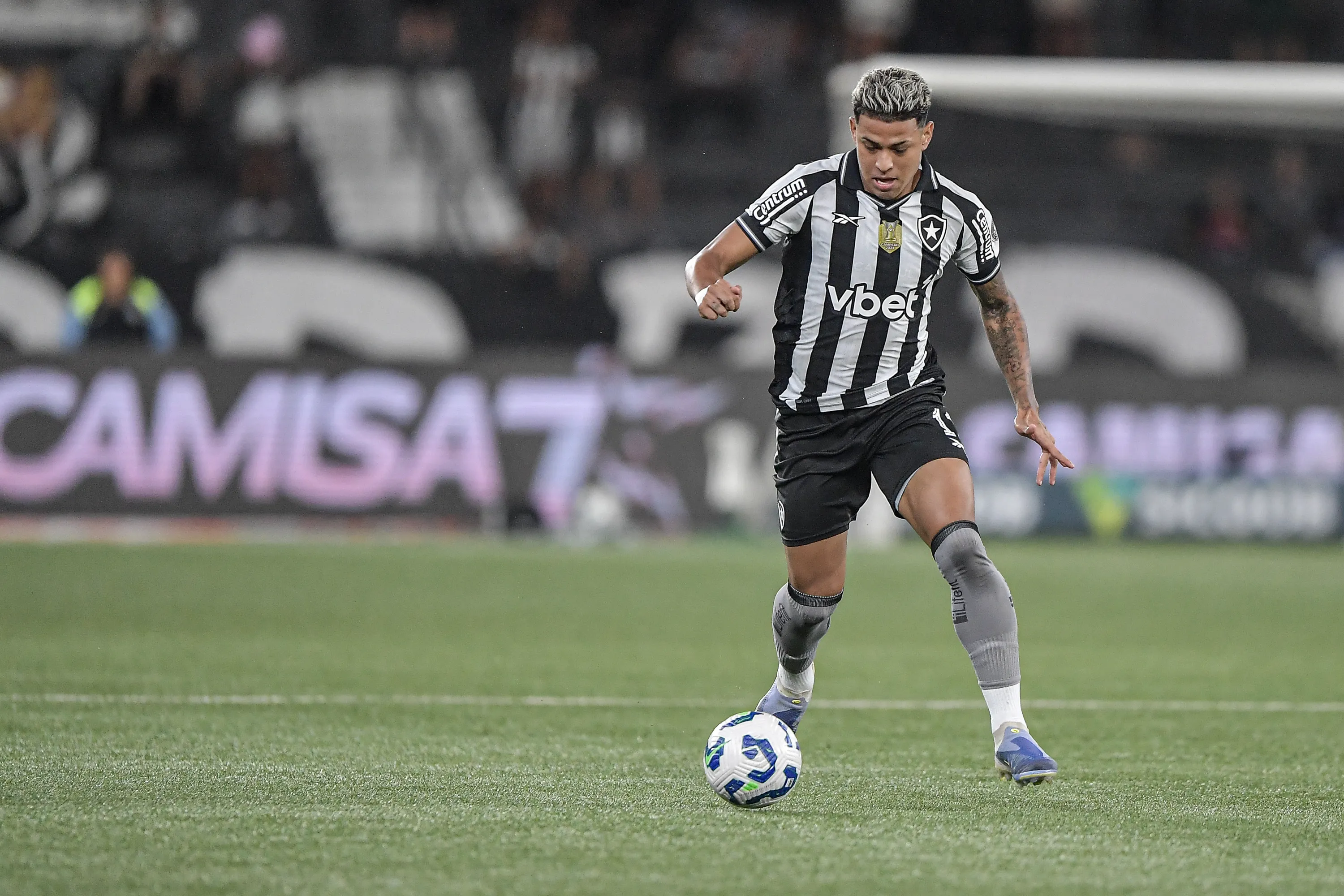 Matheus Martins jogador do Botafogo durante partida contra o Mirassol – Foto: Thiago Ribeiro/AGIF