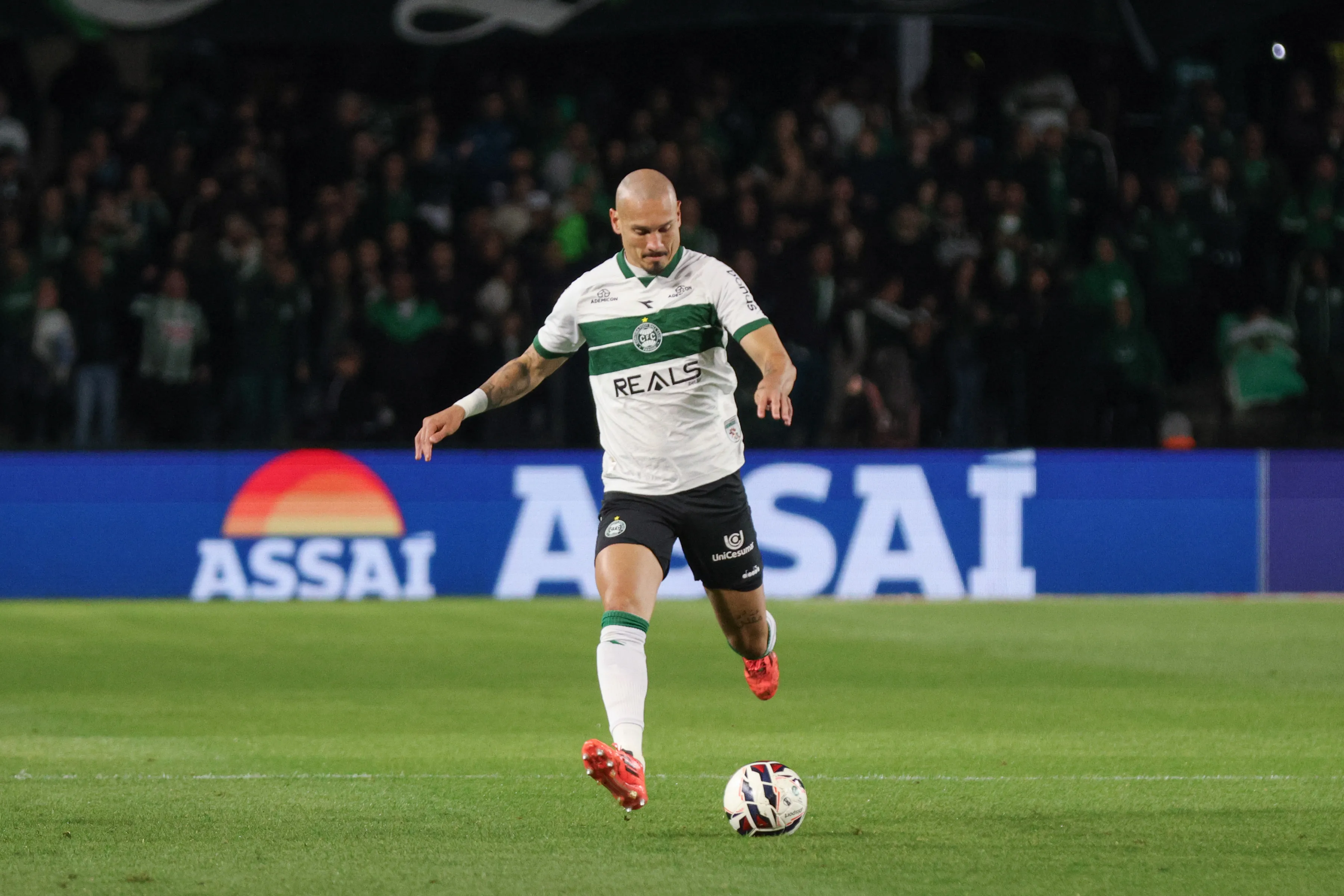 Maicon jogador do Coritiba durante partida contra o Goiás – Foto: Robson Mafra/AGIF