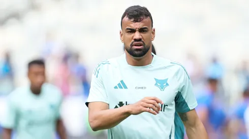 MG – BELO HORIZONTE – 09/11/2025 – BRASILEIRO A 2025, CRUZEIRO X FLUMINENSE – Fabricio Bruno jogador do Cruzeiro durante aquecimento antes da partida contra o Fluminense no estadio Mineirao pelo campeonato Brasileiro A 2025. Foto: Gilson Lobo/AGIF