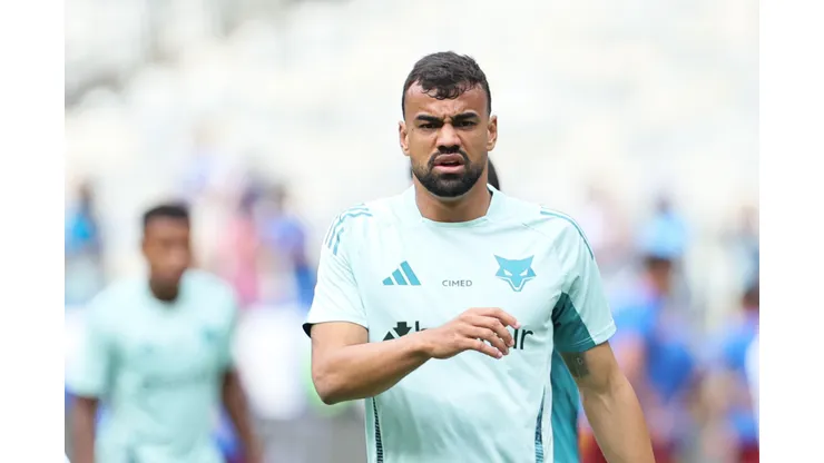 MG - BELO HORIZONTE - 09/11/2025 - BRASILEIRO A 2025, CRUZEIRO X FLUMINENSE - Fabricio Bruno jogador do Cruzeiro durante aquecimento antes da partida contra o Fluminense no estadio Mineirao pelo campeonato Brasileiro A 2025. Foto: Gilson Lobo/AGIF