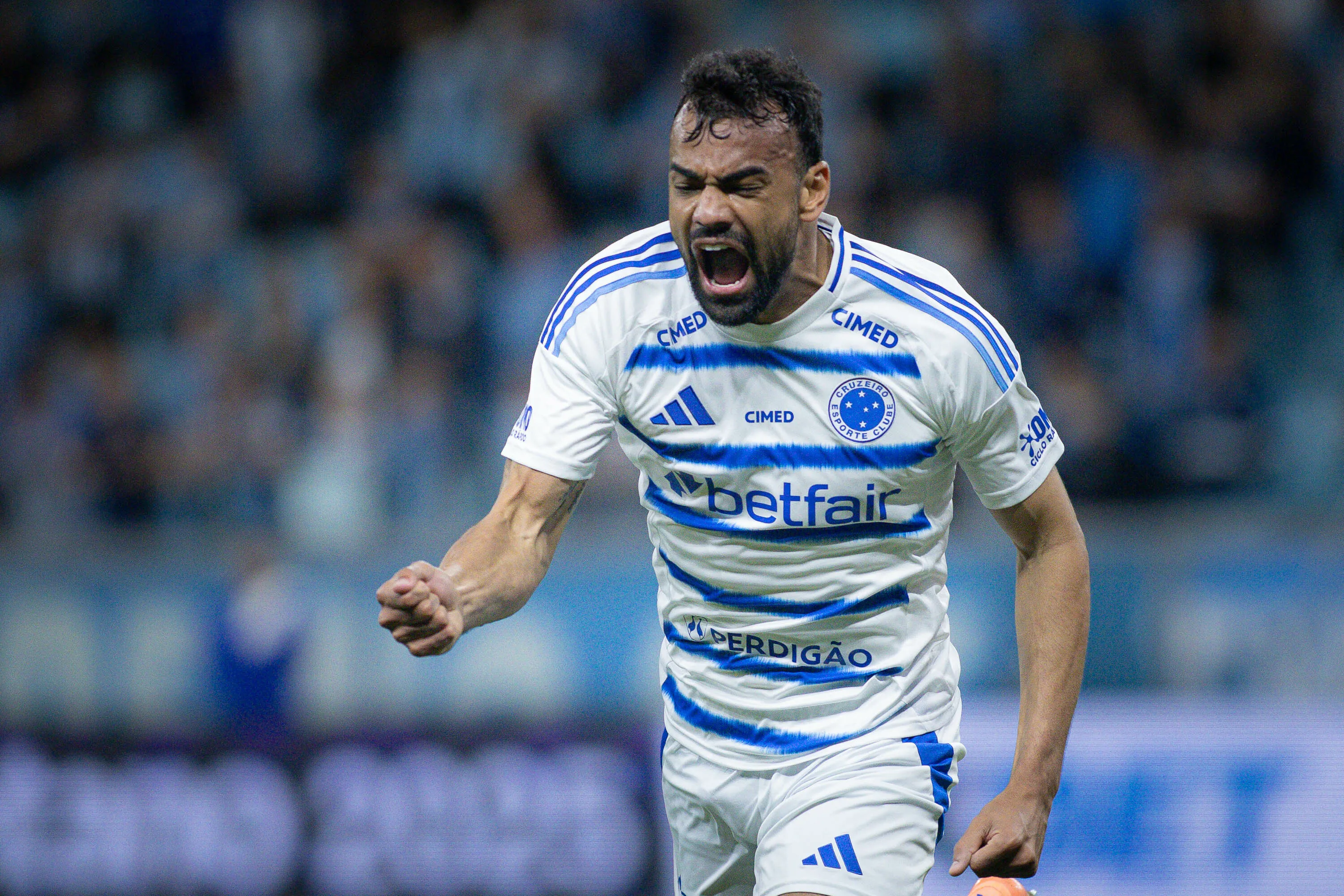 RS – PORTO ALEGRE – 05/11/2025 – BRASILEIRO A 2025, GREMIO X CRUZEIRO – Fabricio Bruno jogador do Cruzeiro comemora seu gol durante partida contra o Gremio no estadio Arena do Gremio pelo campeonato Brasileiro A 2025. Foto: Maxi Franzoi/AGIF