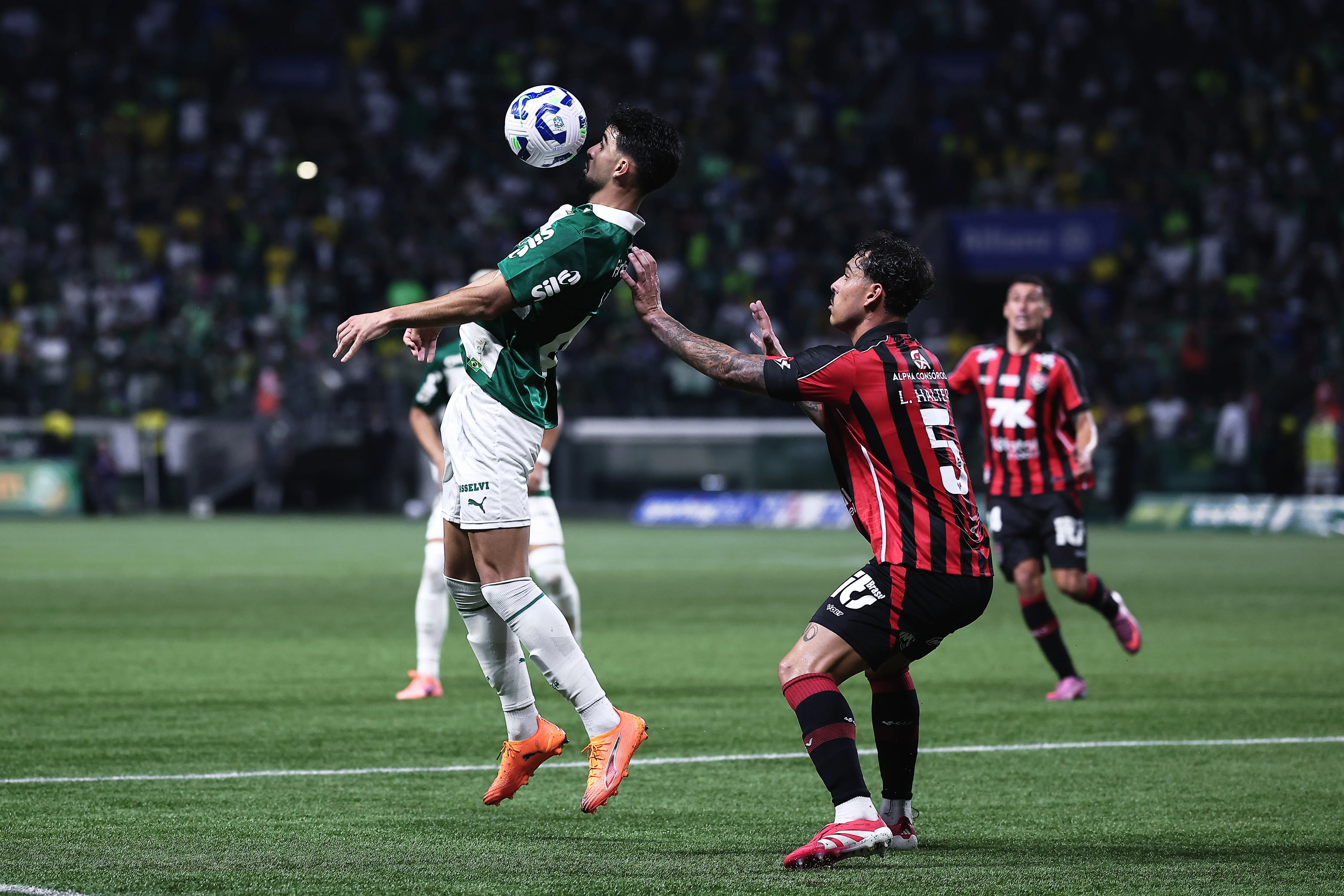 Flaco Lopez jogador do Palmeiras disputa lance com Lucas Halter jogador do Vitoria – Foto: Ettore Chiereguini/AGIF