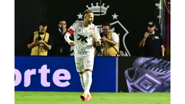 - Neymar Jr. jogador do Santos comemora seu gol durante partida contra o Mirassol no estadio Vila Belmiro pelo campeonato Brasileiro A 2025. Foto: Jota Erre/AGIF
