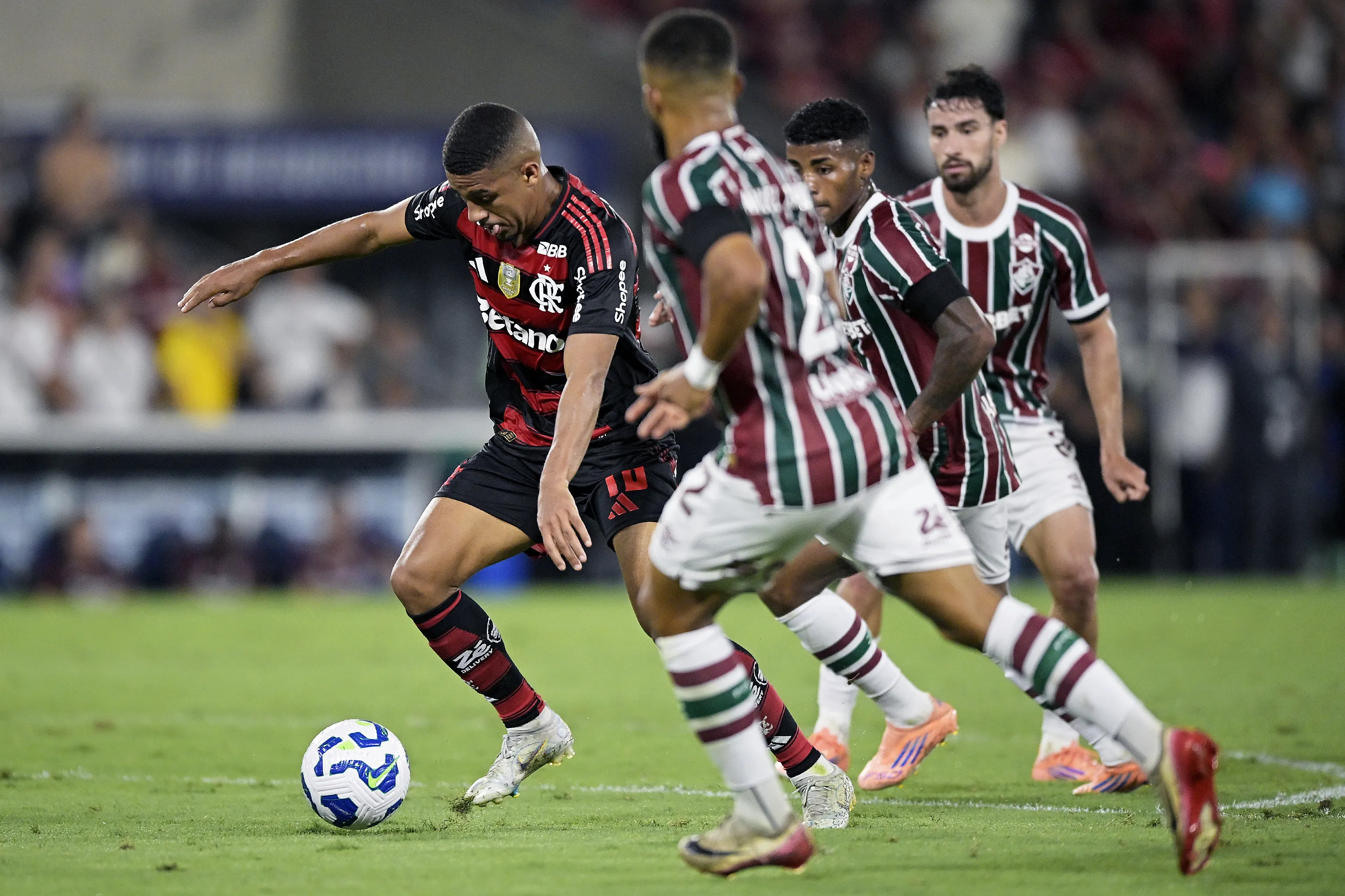 Samuel Lino jogador do Flamengo durante partida contra o Fluminense no estadio Maracana pelo campeonato Brasileiro A 2025. Foto: Alexandre Loureiro/AGIF