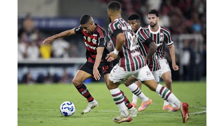 Samuel Lino jogador do Flamengo durante partida contra o Fluminense no estadio Maracana pelo campeonato Brasileiro A 2025. Foto: Alexandre Loureiro/AGIF