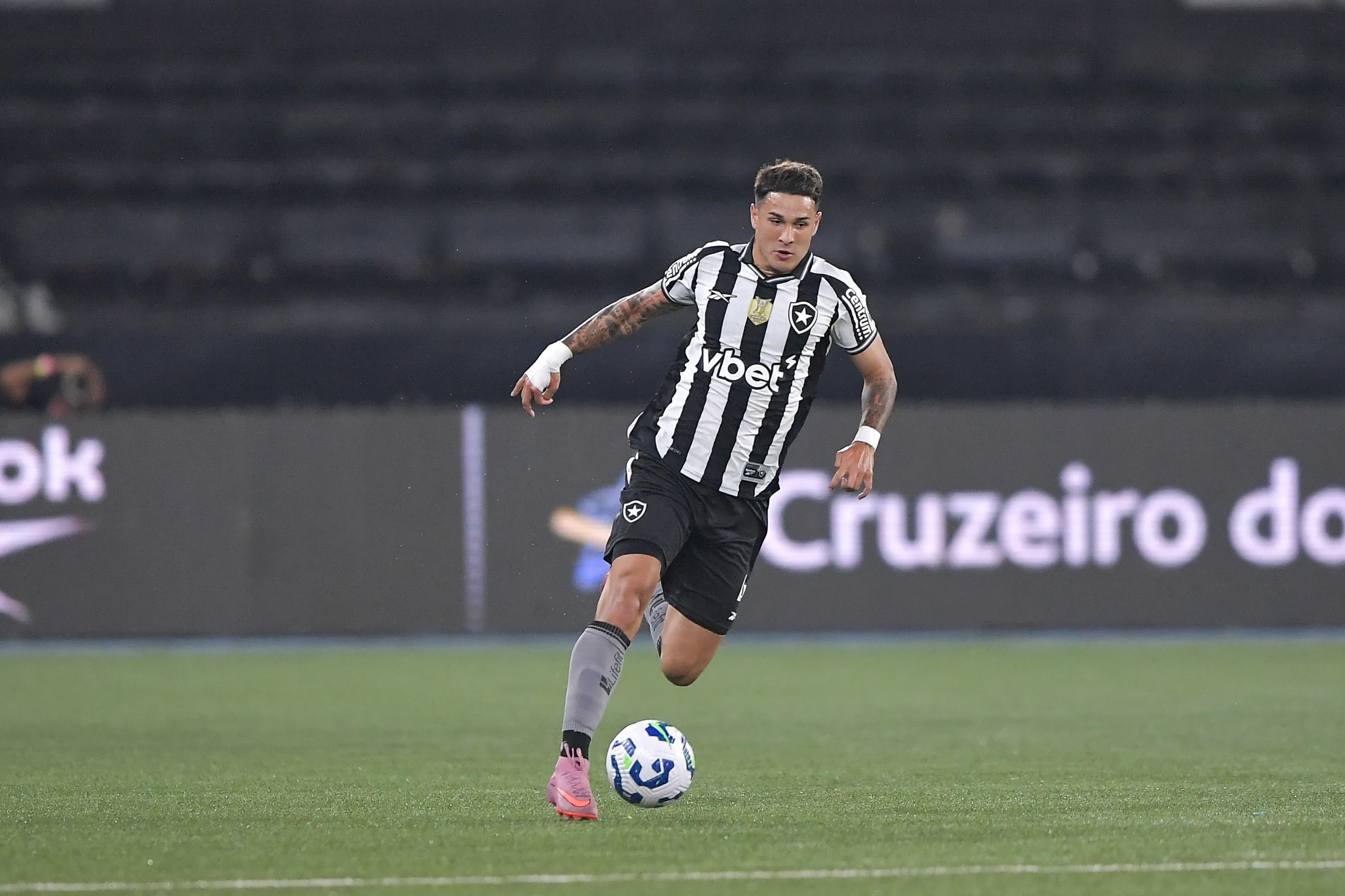 RJ – RIO DE JANEIRO – 01/10/2025 – BRASILEIRO A 2025, BOTAFOGO X BAHIA – Mateo Ponte jogador do Botafogo durante partida contra o Bahia no estadio Engenhao pelo campeonato Brasileiro A 2025. Foto: Thiago Ribeiro/AGIF