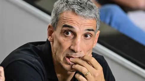 Juan Pablo Vojvoda tecnico do Santos durante partida contra o Mirassol no estadio Vila Belmiro pelo campeonato Brasileiro A 2025. Foto: Jota Erre/AGIF