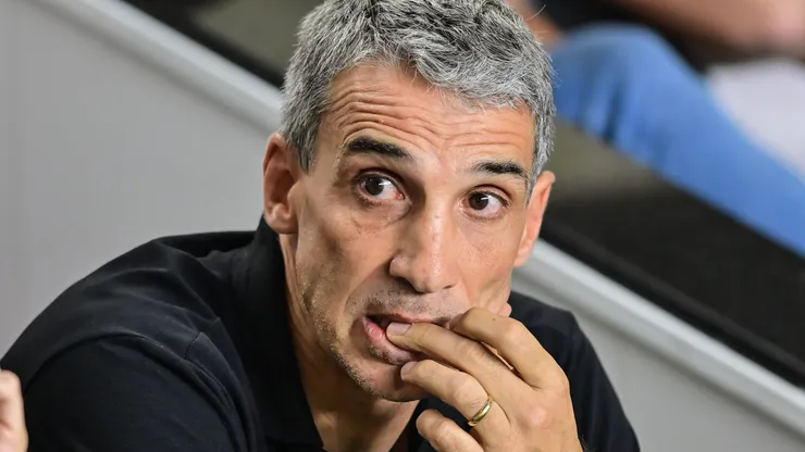 Juan Pablo Vojvoda tecnico do Santos durante partida contra o Mirassol no estadio Vila Belmiro pelo campeonato Brasileiro A 2025. Foto: Jota Erre/AGIF