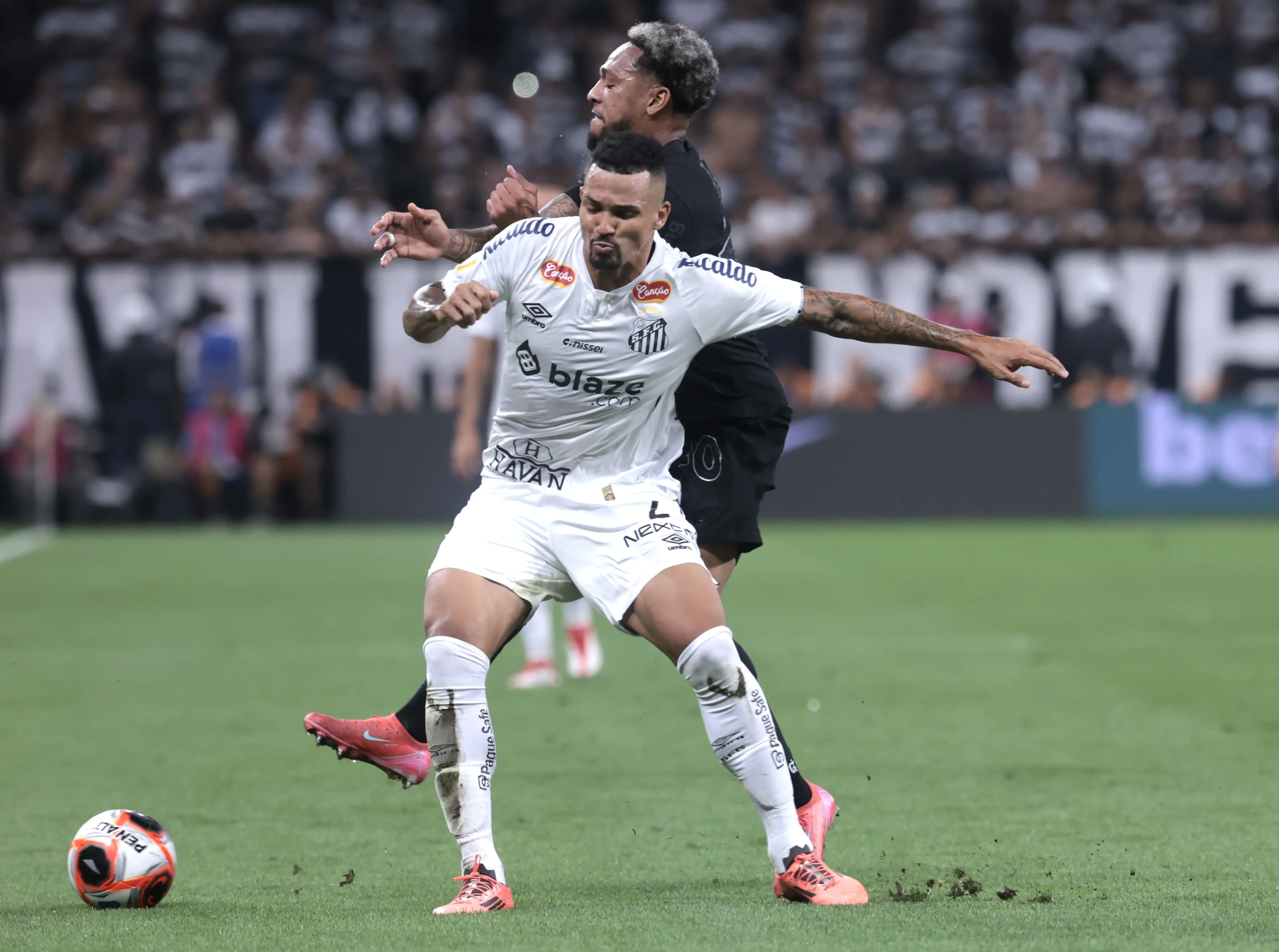 SP – SAO PAULO – 09/03/2025 – PAULISTA 2025, CORINTHIANS X SANTOS – Jose Martinez jogador do Corinthians disputa lance com Ze Ivaldo jogador do Santos durante partida no estadio Arena Corinthians pelo campeonato Paulista 2025. Foto: Marcello Zambrana/AGIF