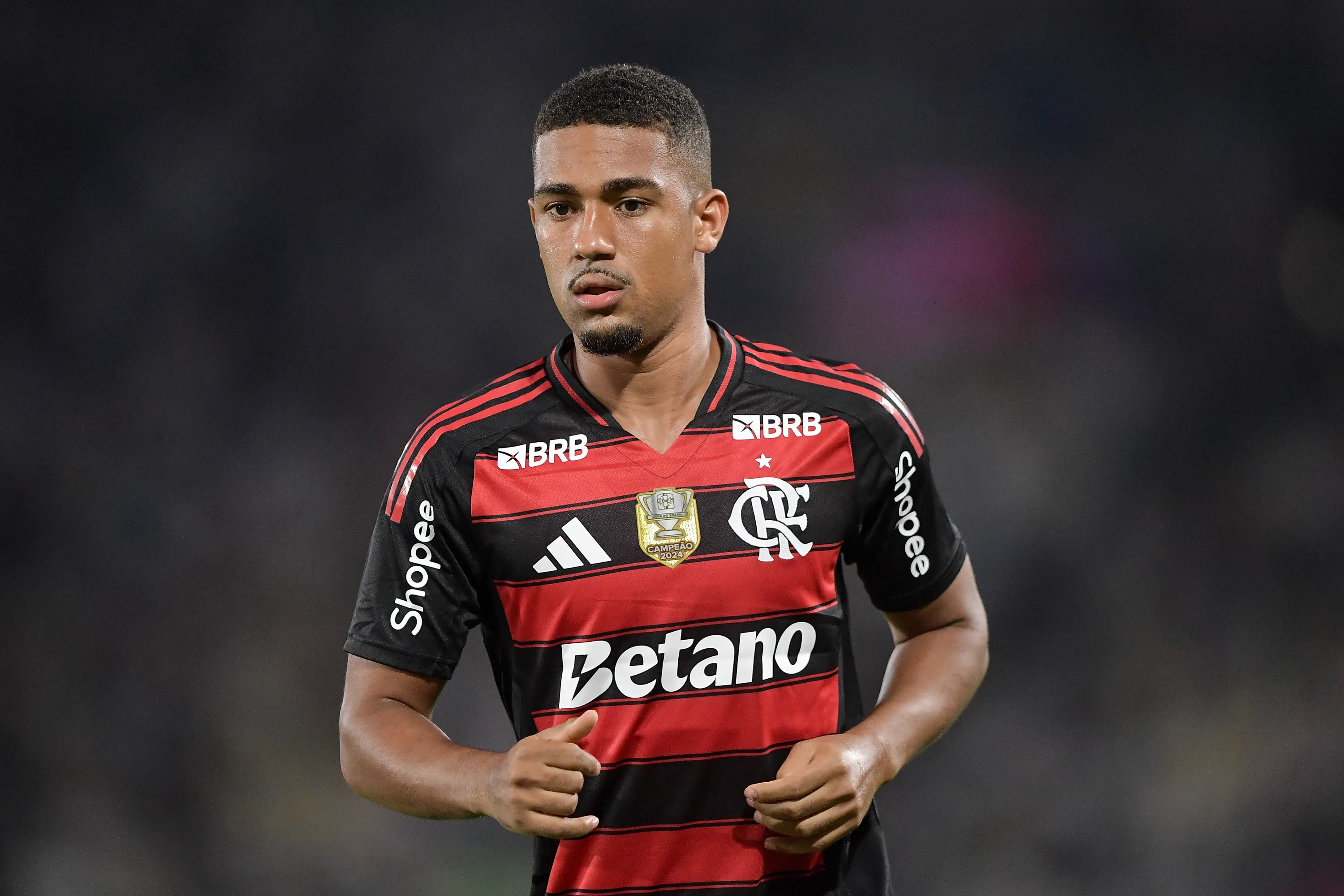 RJ – RIO DE JANEIRO – 21/09/2025 – BRASILEIRO A 2025, FLAMENGO X VASCO – Samuel Lino jogador do Flamengo durante partida contra o Vasco no estadio Maracana pelo campeonato Brasileiro A 2025. Foto: Thiago Ribeiro/AGIF