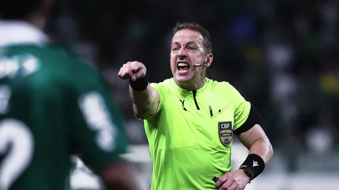 O árbitro Lucas Paulo Torezin durante partida entre Palmeiras e Vitoria no estádio Arena Allianz Parque pelo campeonato Brasileiro A 2025. Foto: Ettore Chiereguini/AGIF