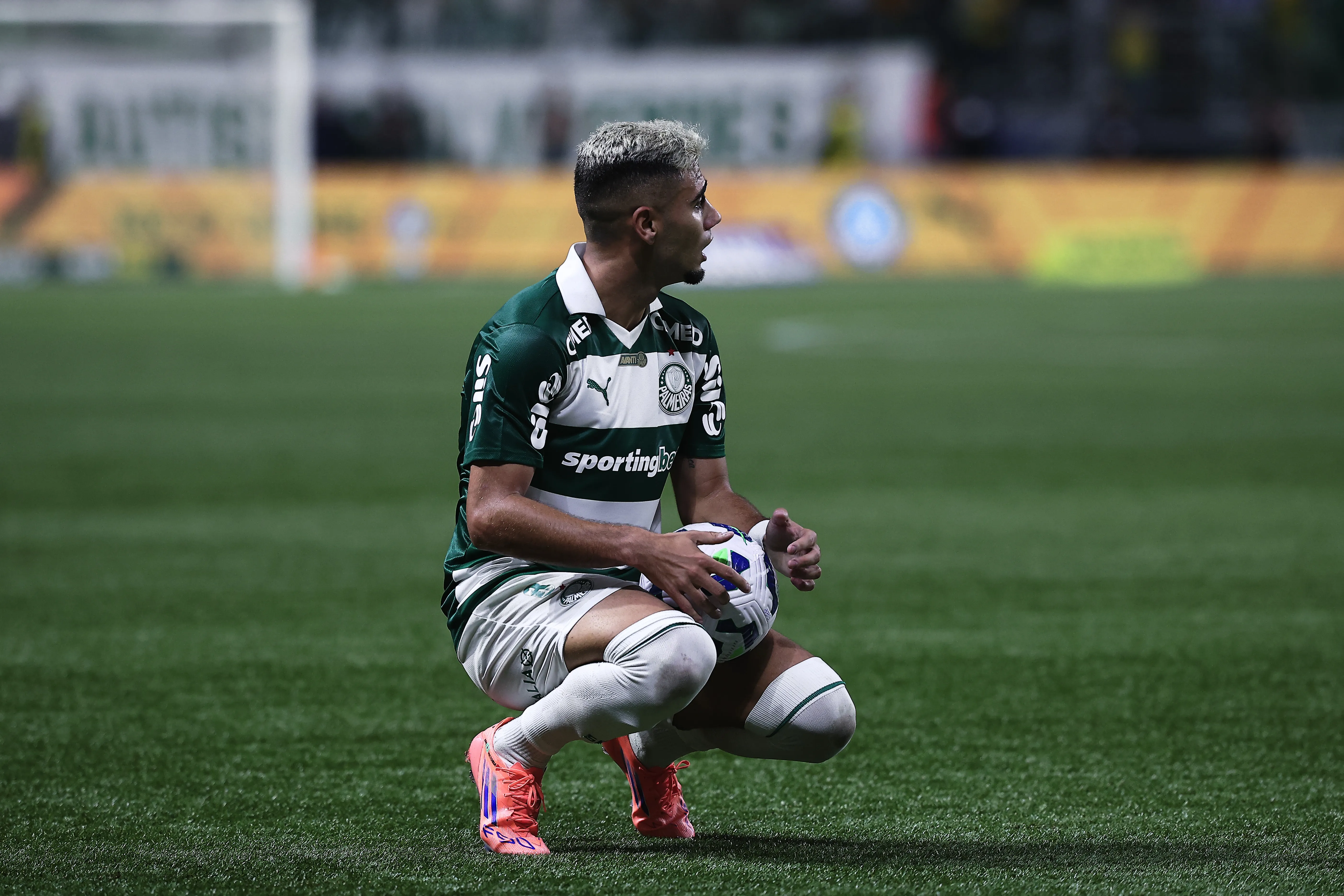 SP – SAO PAULO – 19/11/2025 – BRASILEIRO A 2025, PALMEIRAS X VITORIA – Andreas Pereira jogador do Palmeiras lamenta durante partida contra o Vitoria no estadio Arena Allianz Parque pelo campeonato Brasileiro A 2025. Foto: Ettore Chiereguini/AGIF