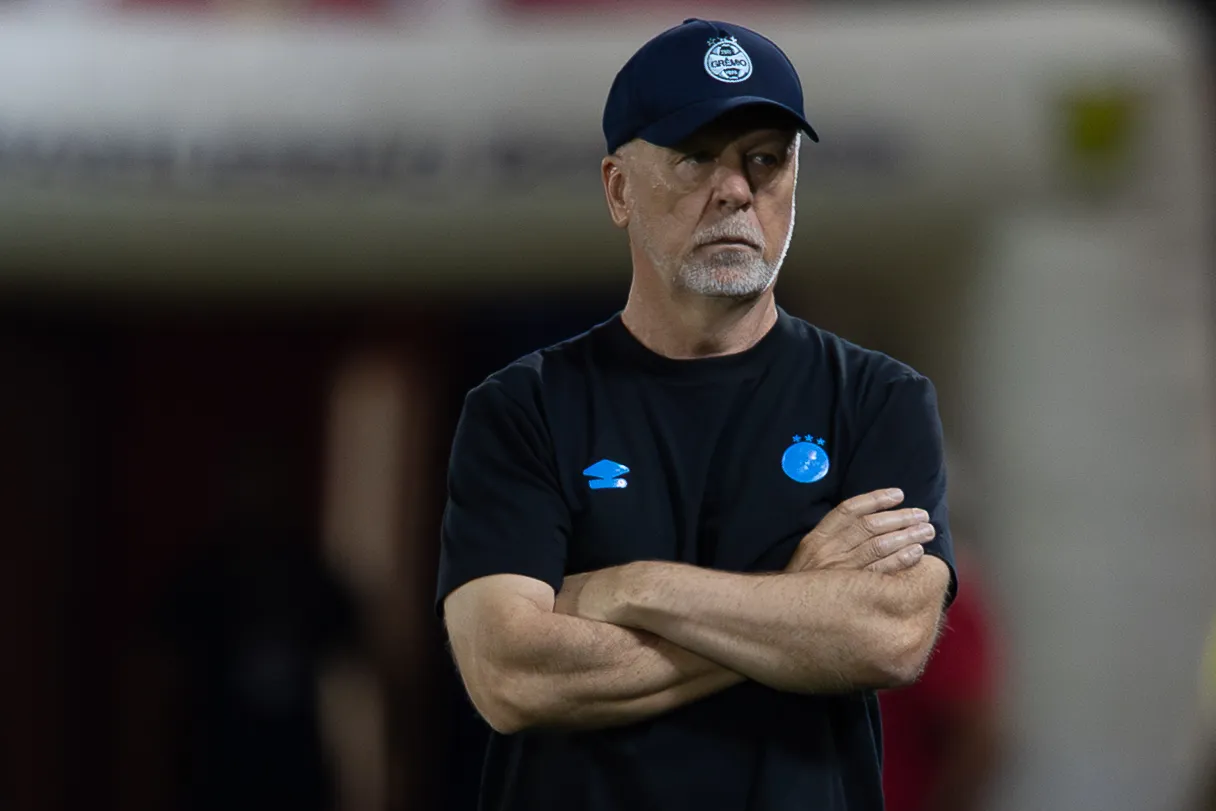 SP – BRAGANCA PAULISTA – 04/10/2025 – BRASILEIRO A 2025, BRAGANTINO X GREMIO – MANO MENEZES tecnico do Bragantino durante partida contra o Gremio no estadio Cicero De Souza Marques pelo campeonato Brasileiro A 2025. Foto: Joisel Amaral/AGIF