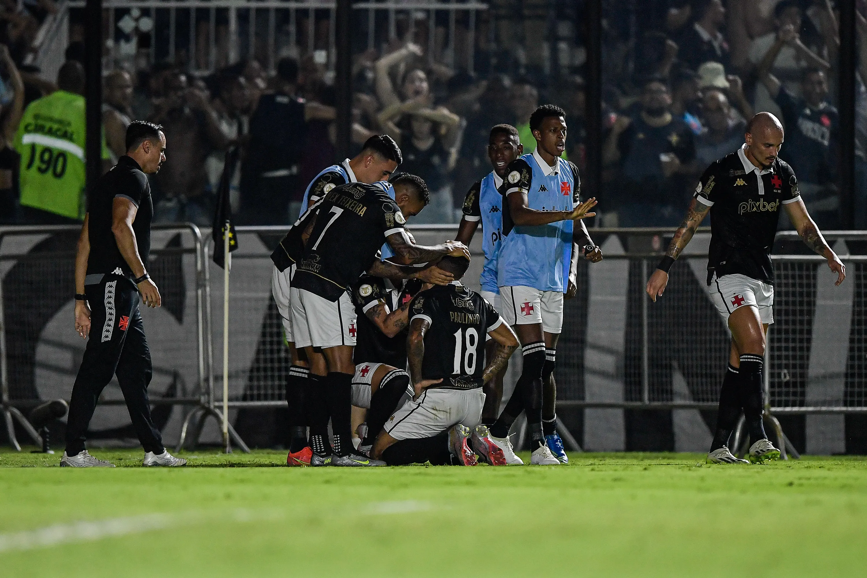 Paulinho comemora gol salvador diante do RB Bragantino. Foto: Thiago Ribeiro/AGIF