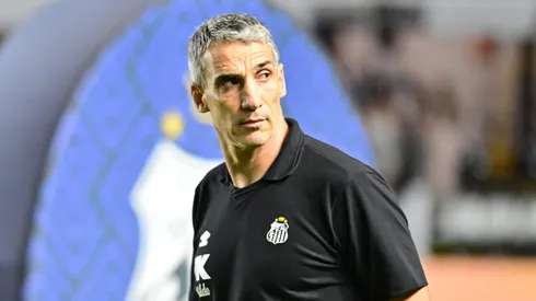 SP – SANTOS – 19/11/2025 – BRASILEIRO A 2025, SANTOS X MIRASSOL – Juan Pablo Vojvoda tecnico do Santos durante partida contra o Mirassol no estadio Vila Belmiro pelo campeonato Brasileiro A 2025. Foto: Jota Erre/AGIF