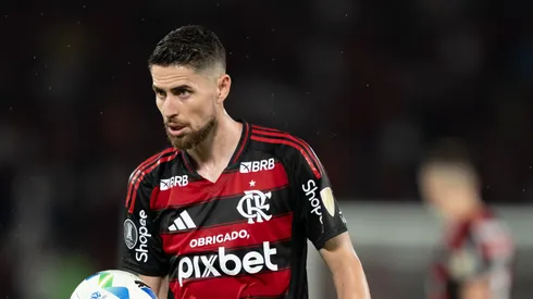 Jorginho jogador do Flamengo durante partida contra o Internacional no estádio Maracanã pelo campeonato Copa Libertadores 2025. Foto: Jorge Rodrigues/AGIF