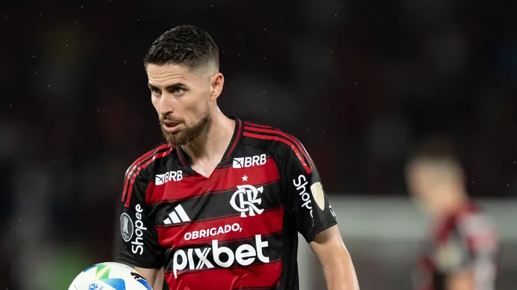 Jorginho jogador do Flamengo durante partida contra o Internacional no estádio Maracanã pelo campeonato Copa Libertadores 2025. Foto: Jorge Rodrigues/AGIF