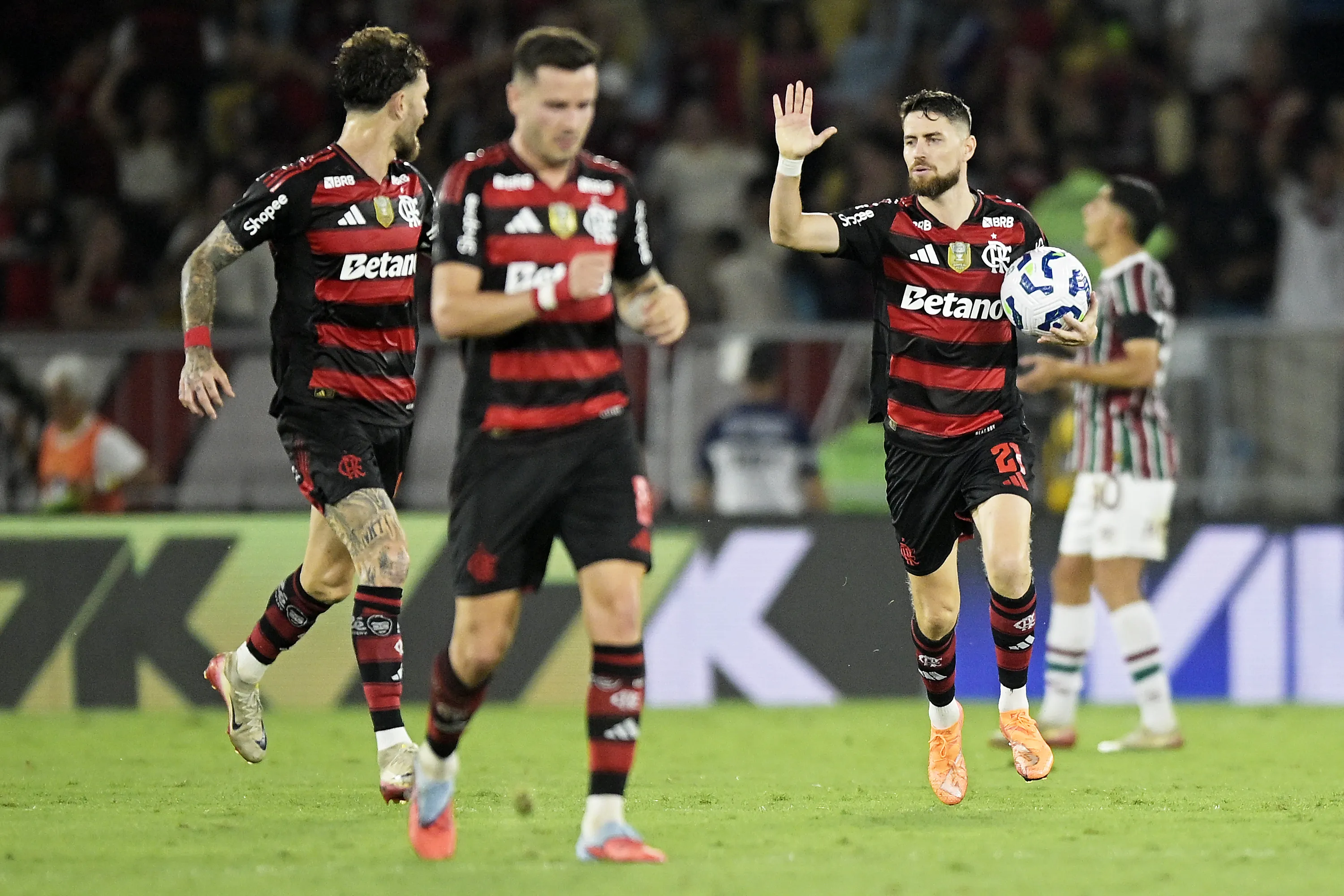 RJ – RIO DE JANEIRO – 19/11/2025 – BRASILEIRO A 2025, FLUMINENSE X FLAMENGO – Jorginho jogador do Flamengo comemora seu gol durante partida contra o Fluminense no estadio Maracana pelo campeonato Brasileiro A 2025. Foto: Alexandre Loureiro/AGIF