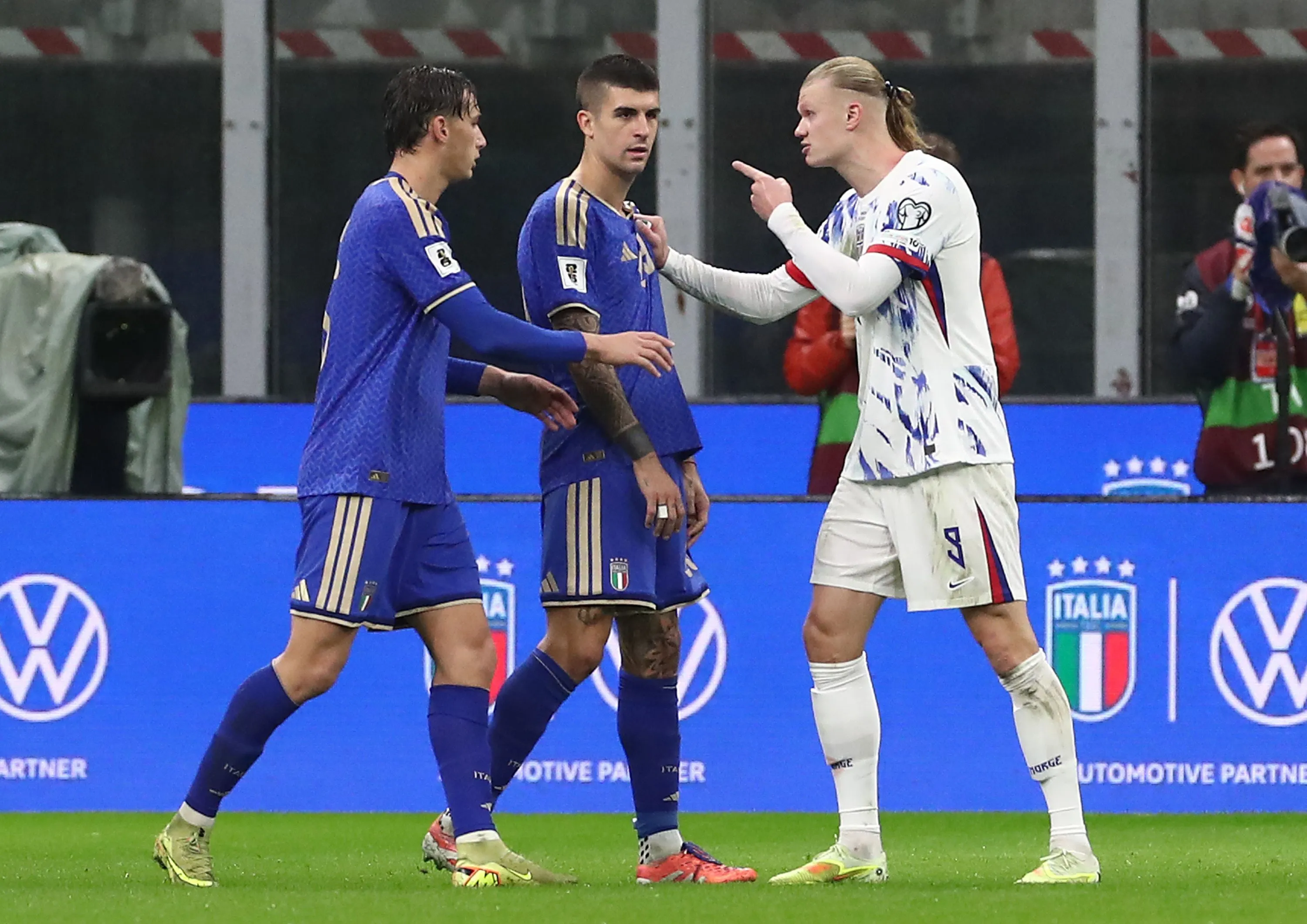 Erling Haaland conversa com Gianluca Mancini em partida entre Itália e Noruega. (Photo by Marco Luzzani/Getty Images)