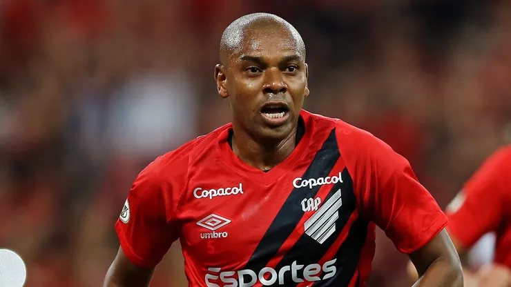 Fernandinho em campo pelo Athletico-PR. (Photo by Heuler Andrey/Getty Images)
