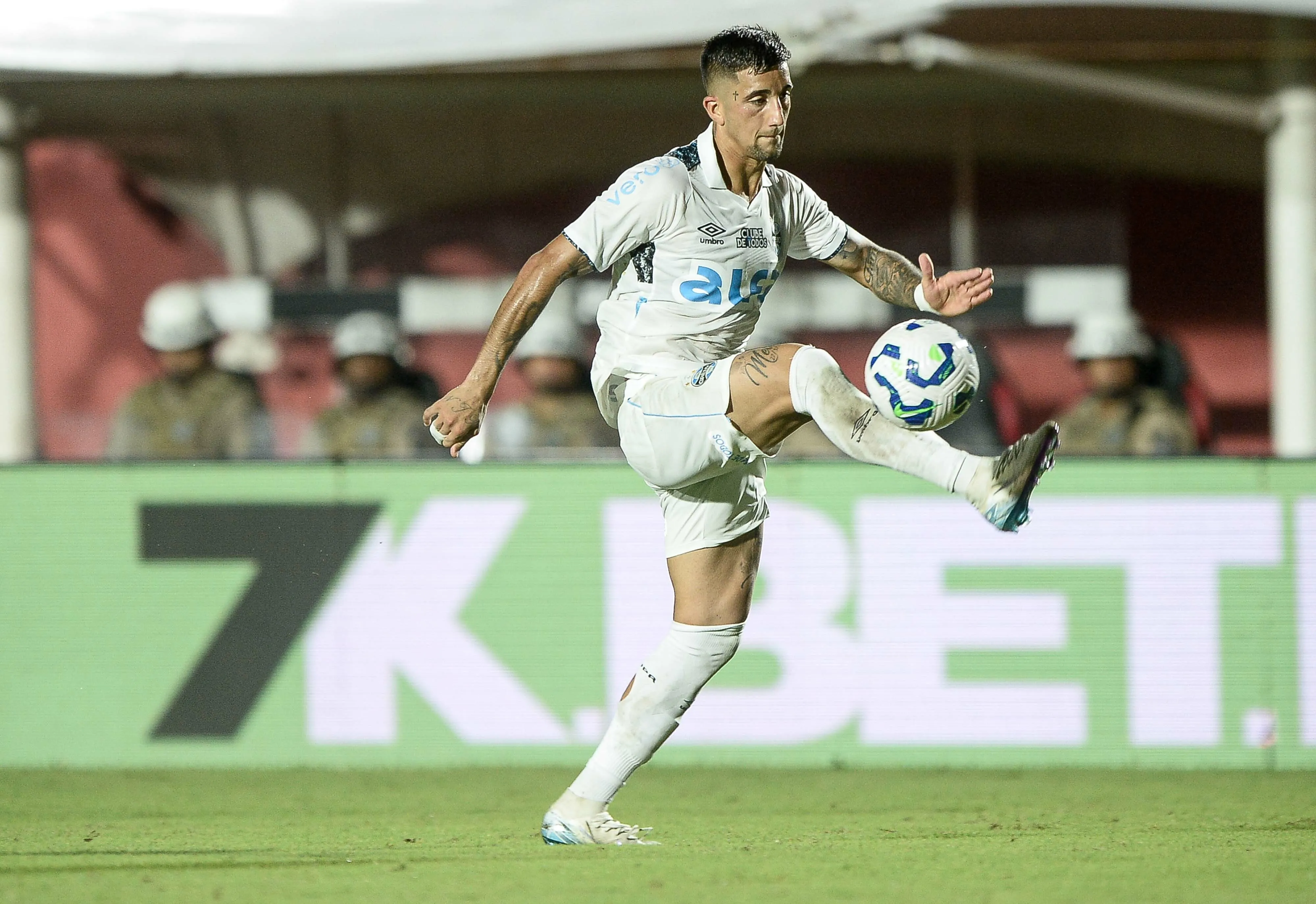 BA – SALVADOR – 27/04/2025 – BRASILEIRO A 2025, VITORIA X GREMIO – Kike Oliveira jogador do Gremio durante partida contra o Vitoria no estadio Barradao pelo campeonato Brasileiro A 2025. Foto: Jhony Pinho/AGIF