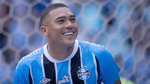RS – PORTO ALEGRE – 26/10/2025 – BRASILEIRO A 2025, GREMIO X JUVENTUDE – Carlos Vinicius jogador do Gremio comemora seu gol durante partida contra o Juventude no estadio Arena do Gremio pelo campeonato Brasileiro A 2025. Foto: Maxi Franzoi/AGIF