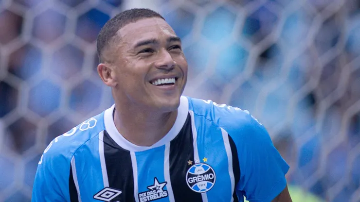 Benfica tenta fechar com Carlos Vinícius, do Grêmio, a pedido de