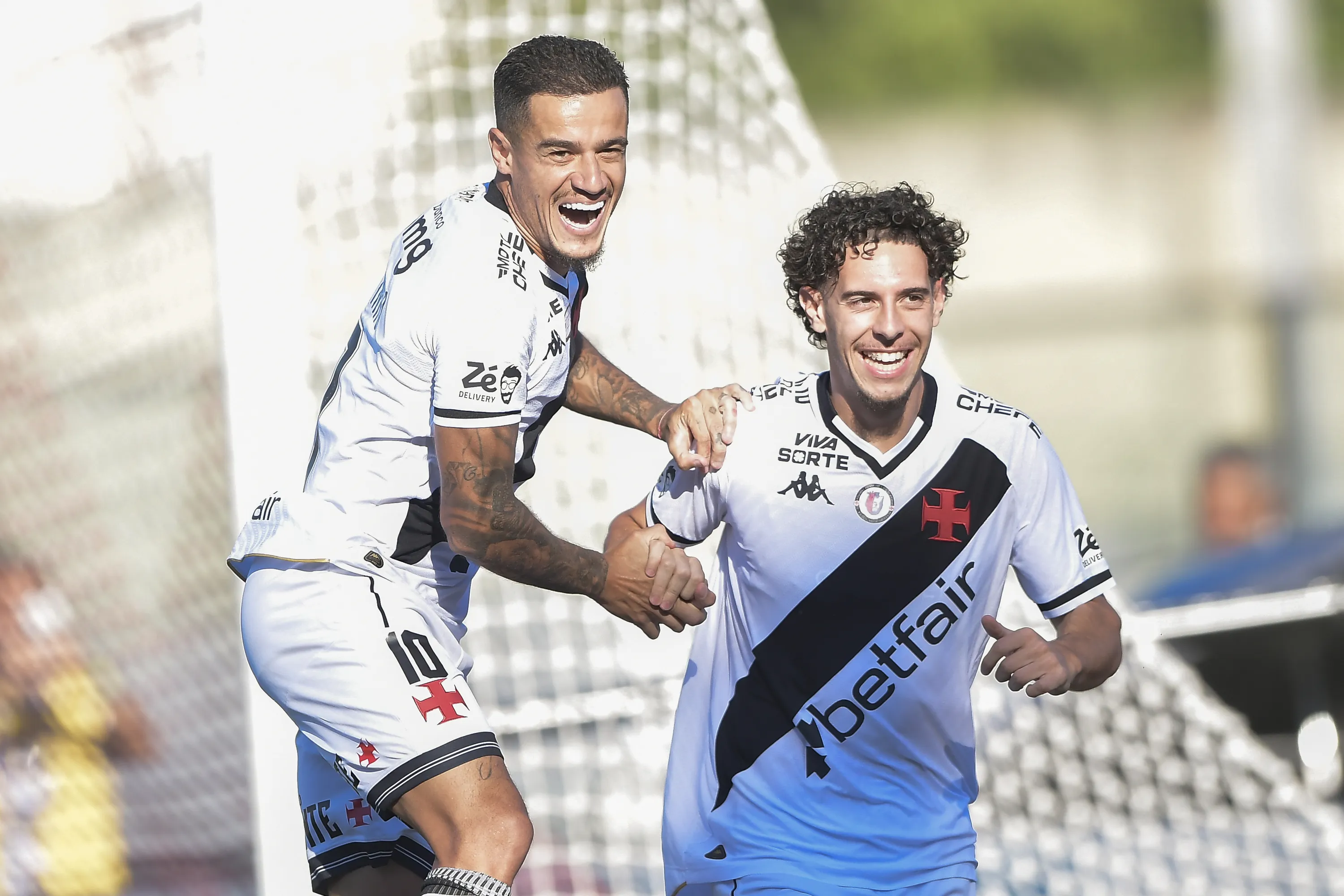 Nuno Moreira jogador do Vasco comemora seu gol com Coutinho jogador da sua equipe durante partida contra o Vitoria no estadio Sao Januario pelo campeonato Brasileiro A 2025. Foto: Thiago Ribeiro/AGIF