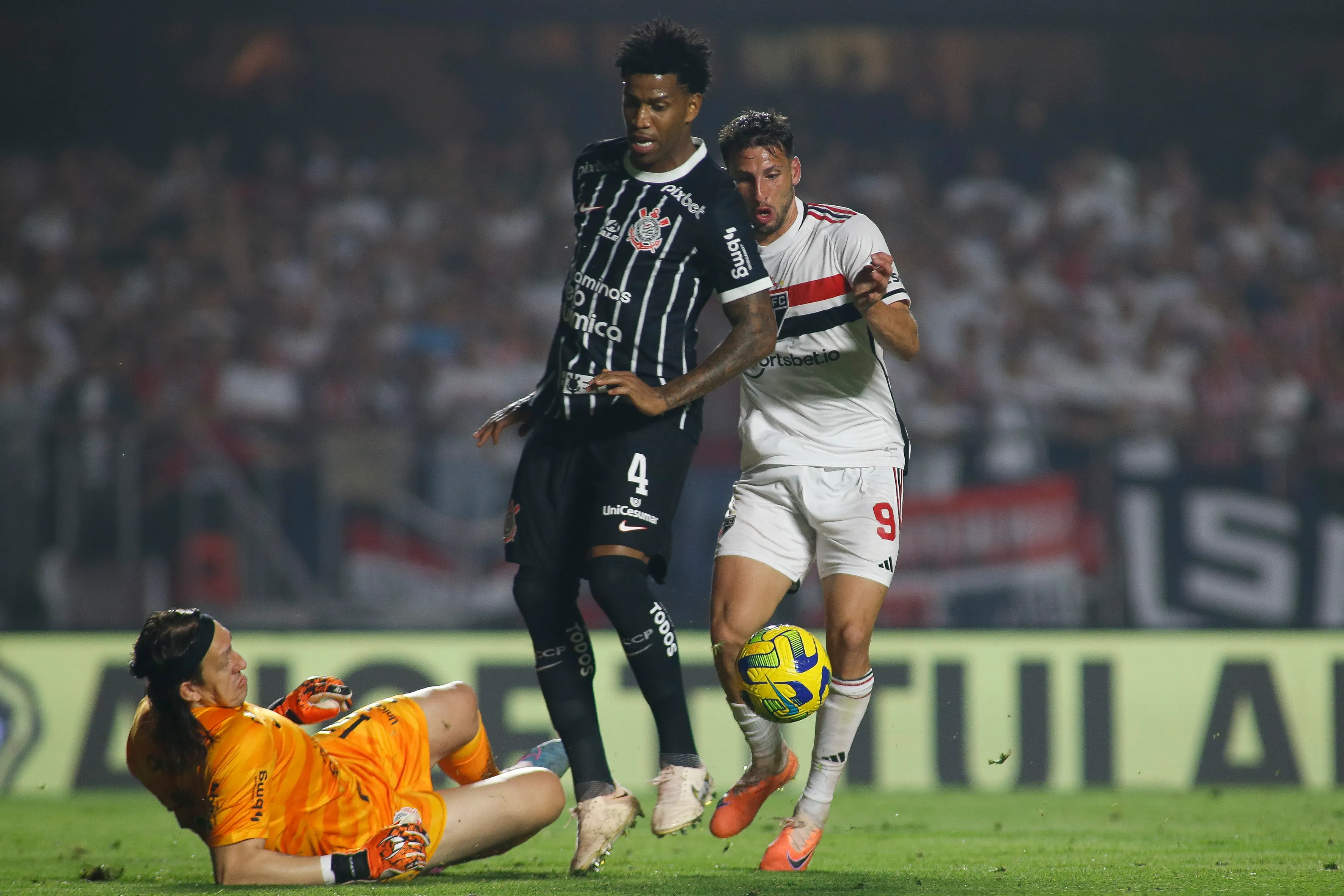 Gil em confronto diante do São Paulo na Copa do Brasil de 2023. Foto: Miguel Schincariol/Getty Images