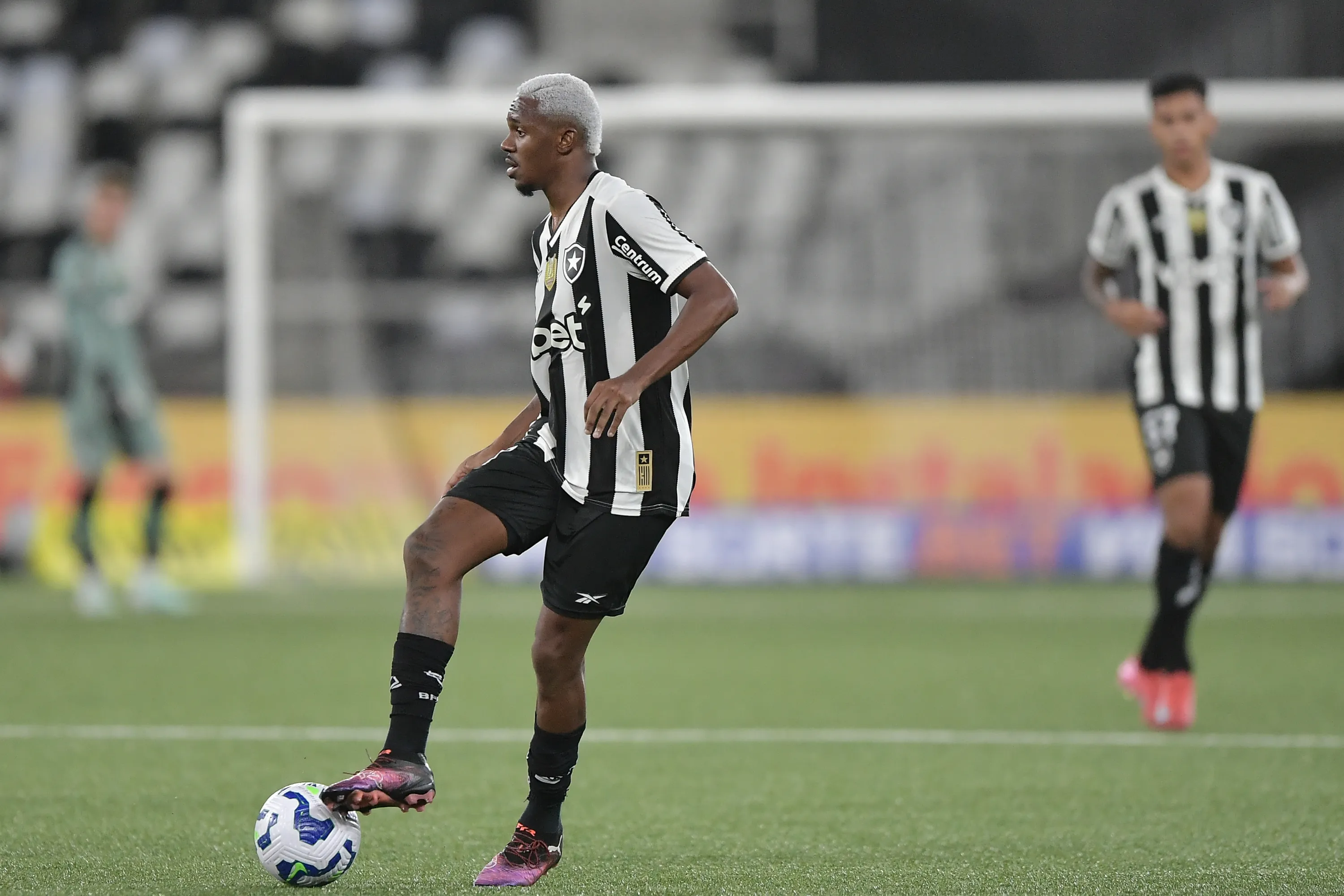 Jeffinho, atacante do Botafogo. Foto: Thiago Ribeiro/AGIF