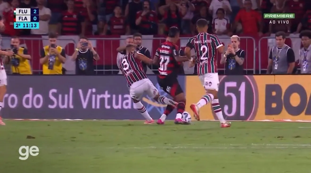 Flamengo ficou na bronca com o lance – Foto: Reprodução/Premiere.