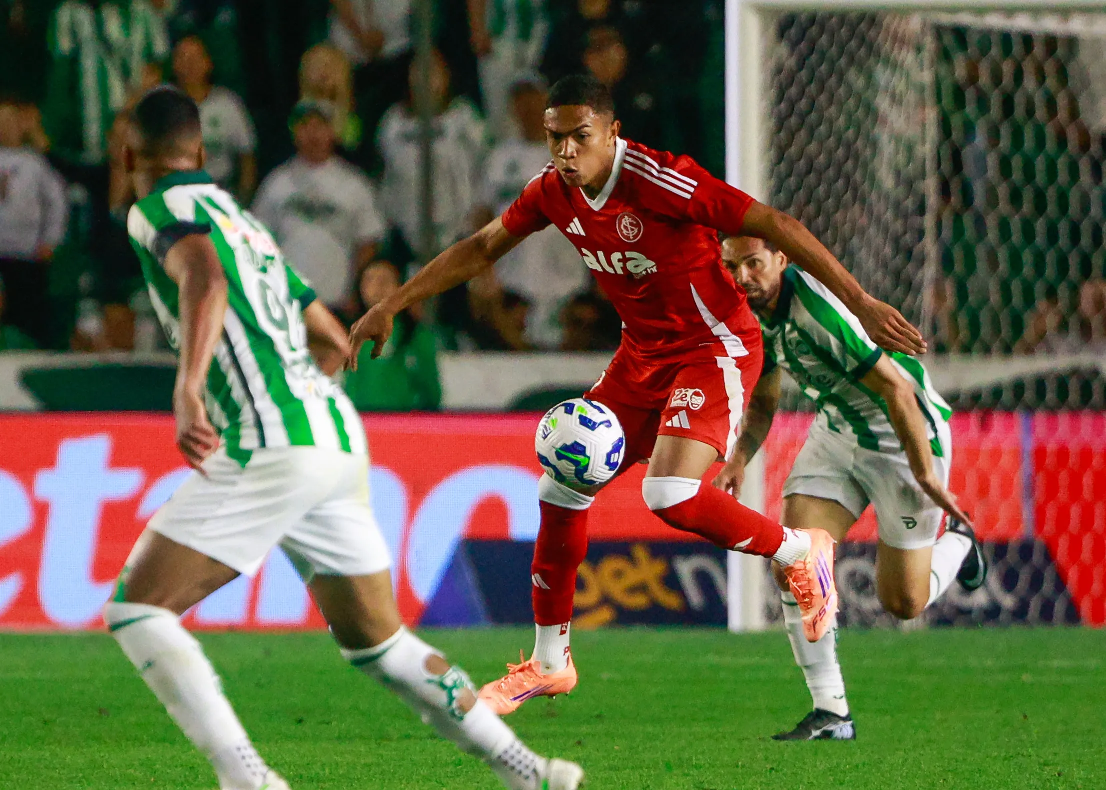 Luis Otavio jogador do Internacional durante partida contra o Juventude  –  Foto: Luiz Erbes/AGIF