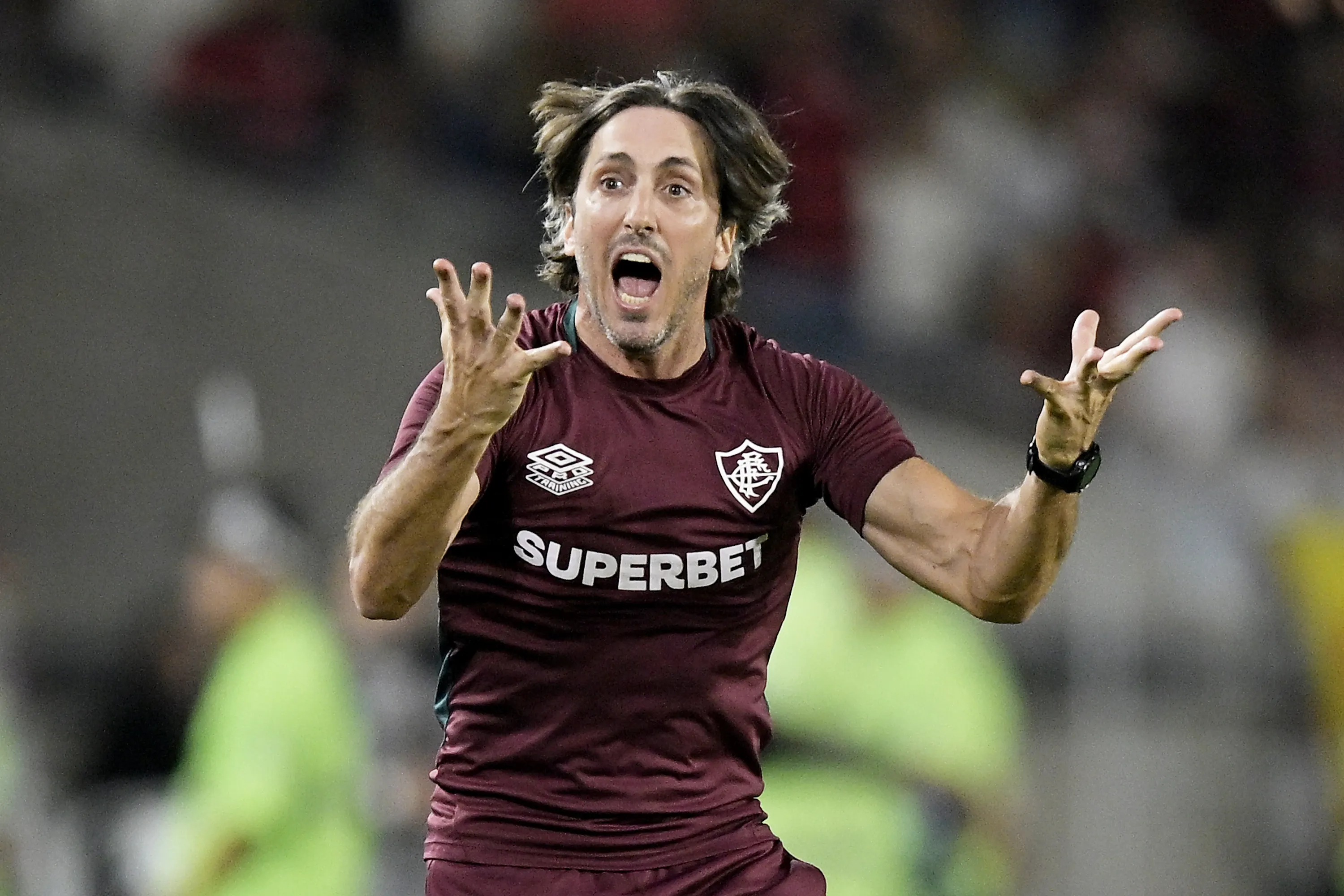Luis Zubeldia  técnico do Fluminense vibra com a torcida durante partida contra o Flamengo –  Foto: Alexandre Loureiro/AGIF